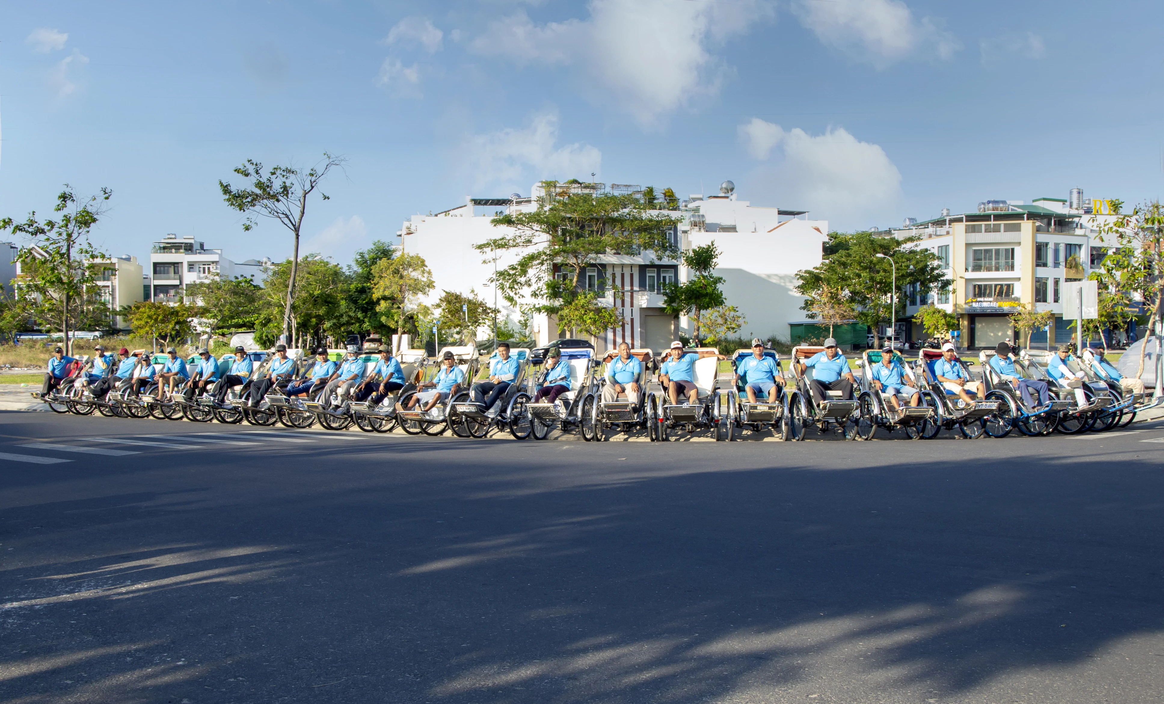 Các thành viên Nghiệp đoàn Xích lô du lịch Nha Trang sẵn sàng phục vụ hành khách.
