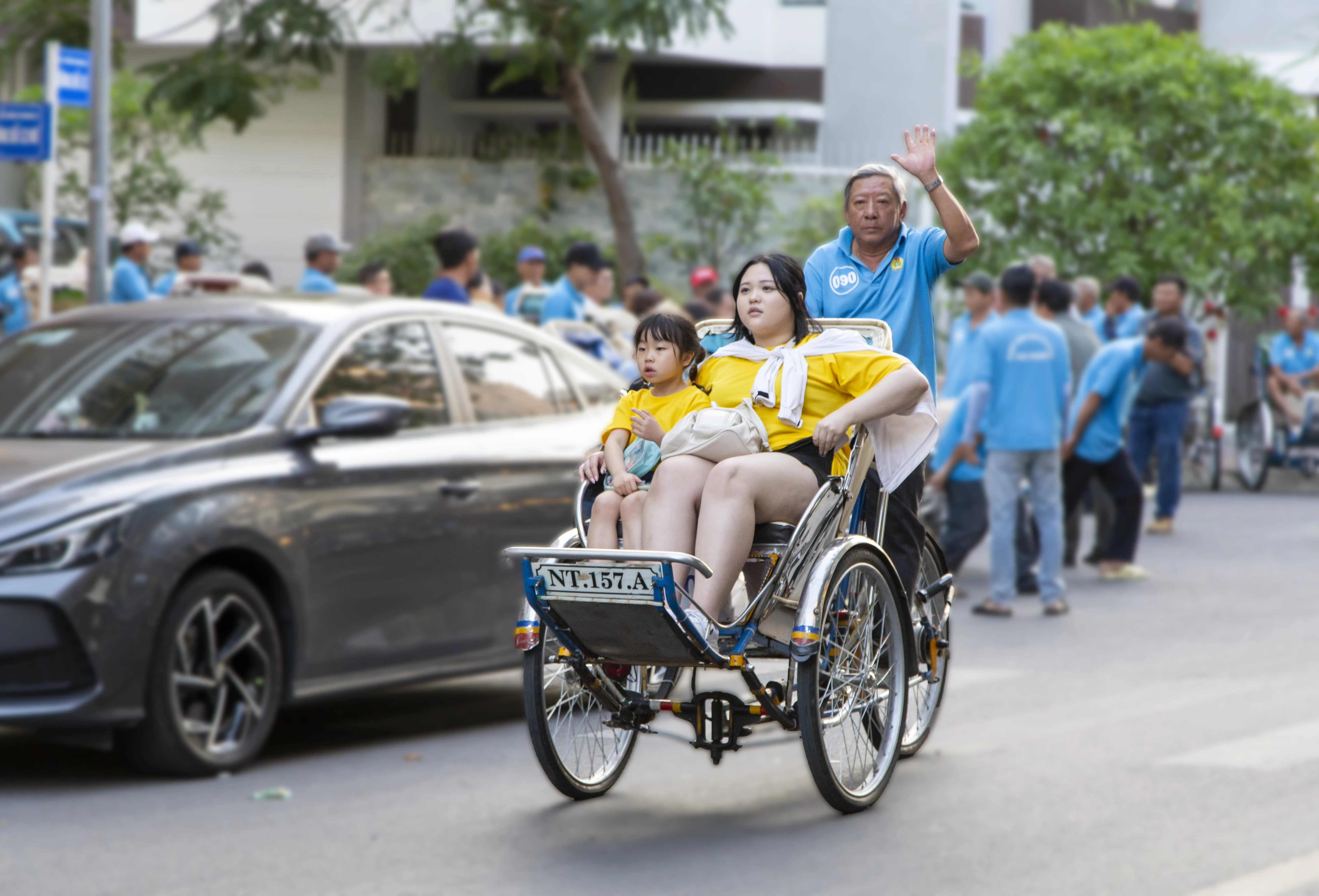 Các thành viên Tổ 3, Nghiệp đoàn xích lô du lịch Nha Trang đón khách tại một nhà hàng ở phường Phước Hải.

