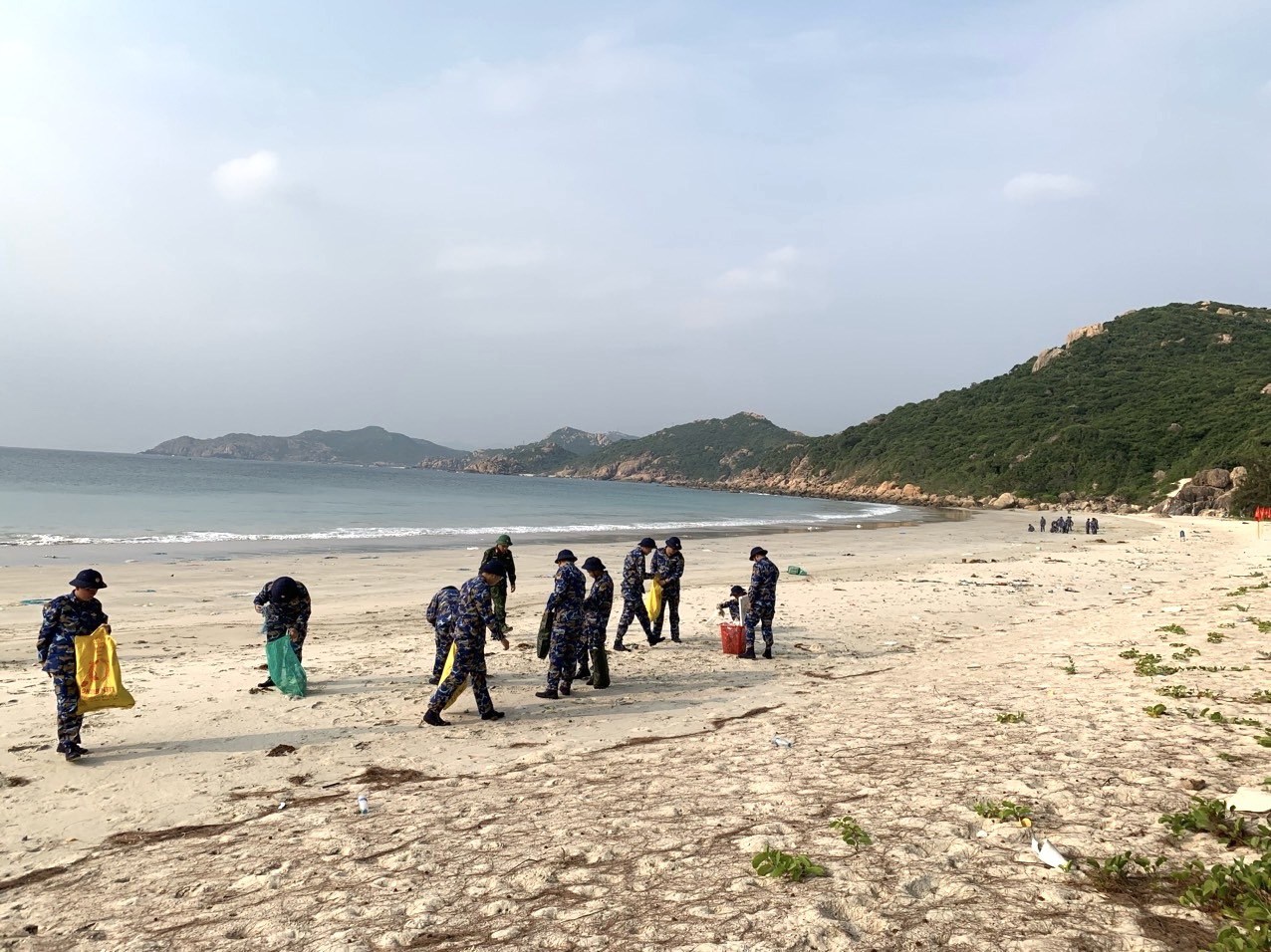 Cán bộ, chiến sĩ thu gom rác thải dọc bờ biển
