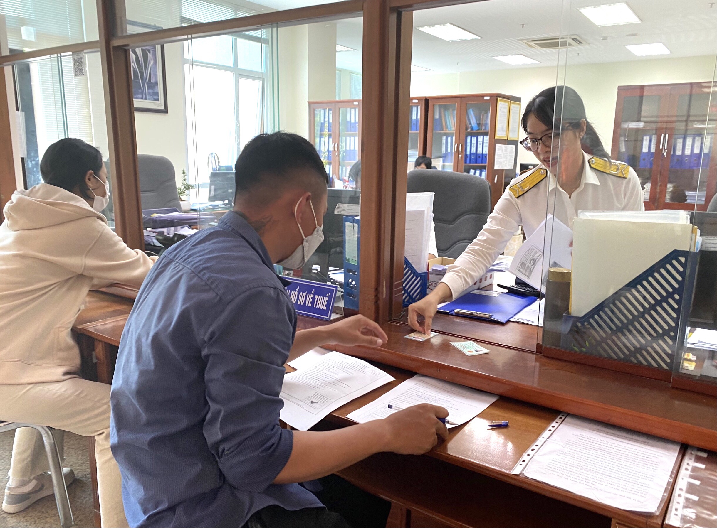 Cán bộ Cục Thuế tỉnh hướng dẫn thủ tục hành chính cho người dân