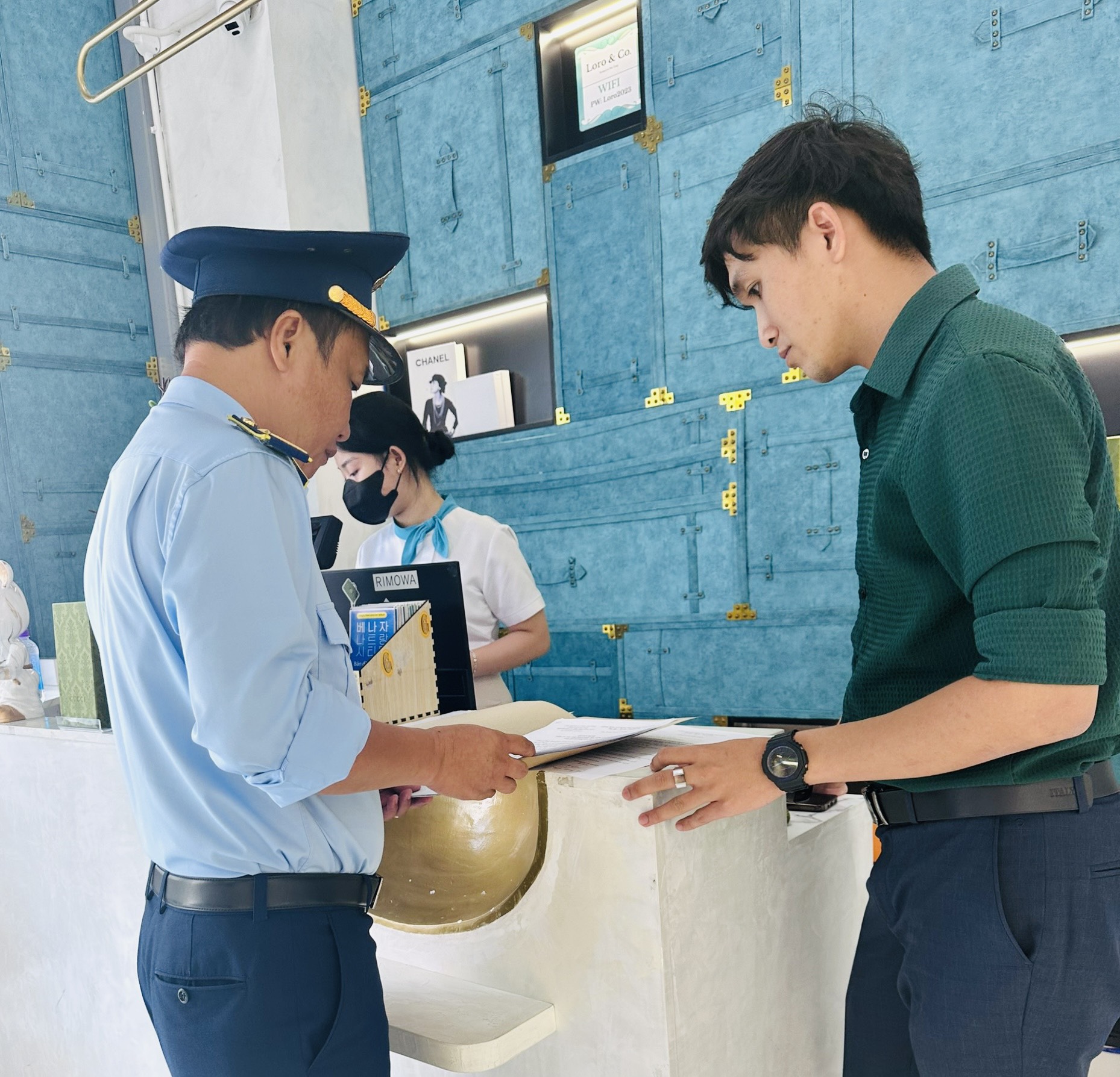 Cán bộ Đội Quản lý thị trường số 1 làm việc với đại diện cơ sở kinh doanh.