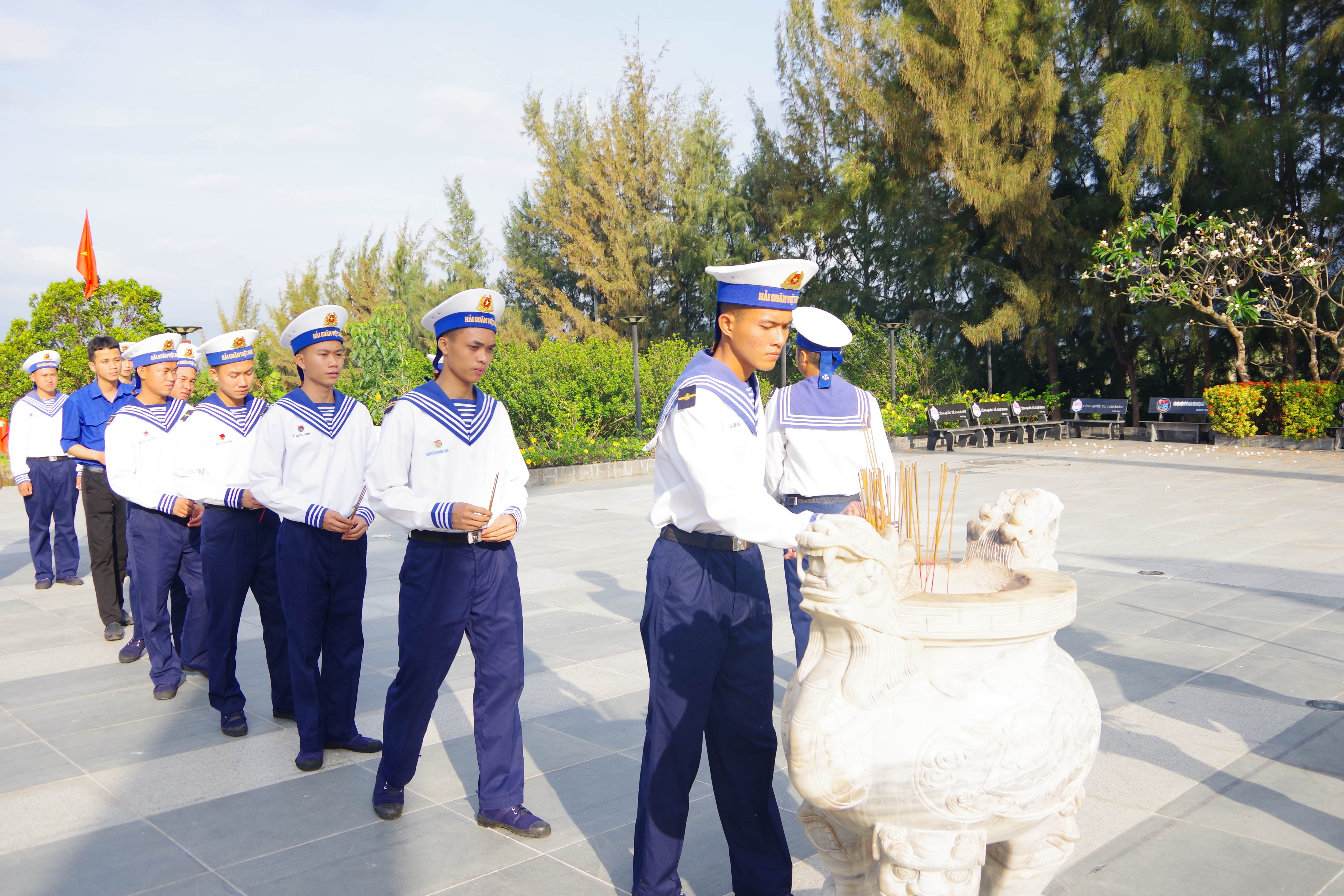 Đoàn cơ sở Lữ đoàn 189 và Đoàn xã Cam Hải Đông:: Dâng hương tại Khu tưởng niệm chiến sĩ Gạc Ma