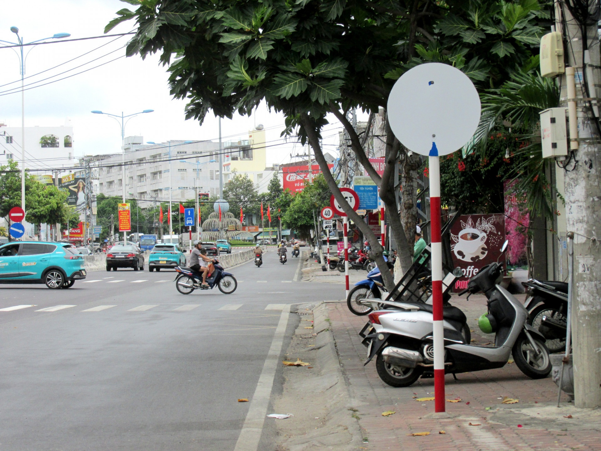 Cần làm mới biển báo giao thông.