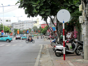 Cần làm mới biển báo giao thông