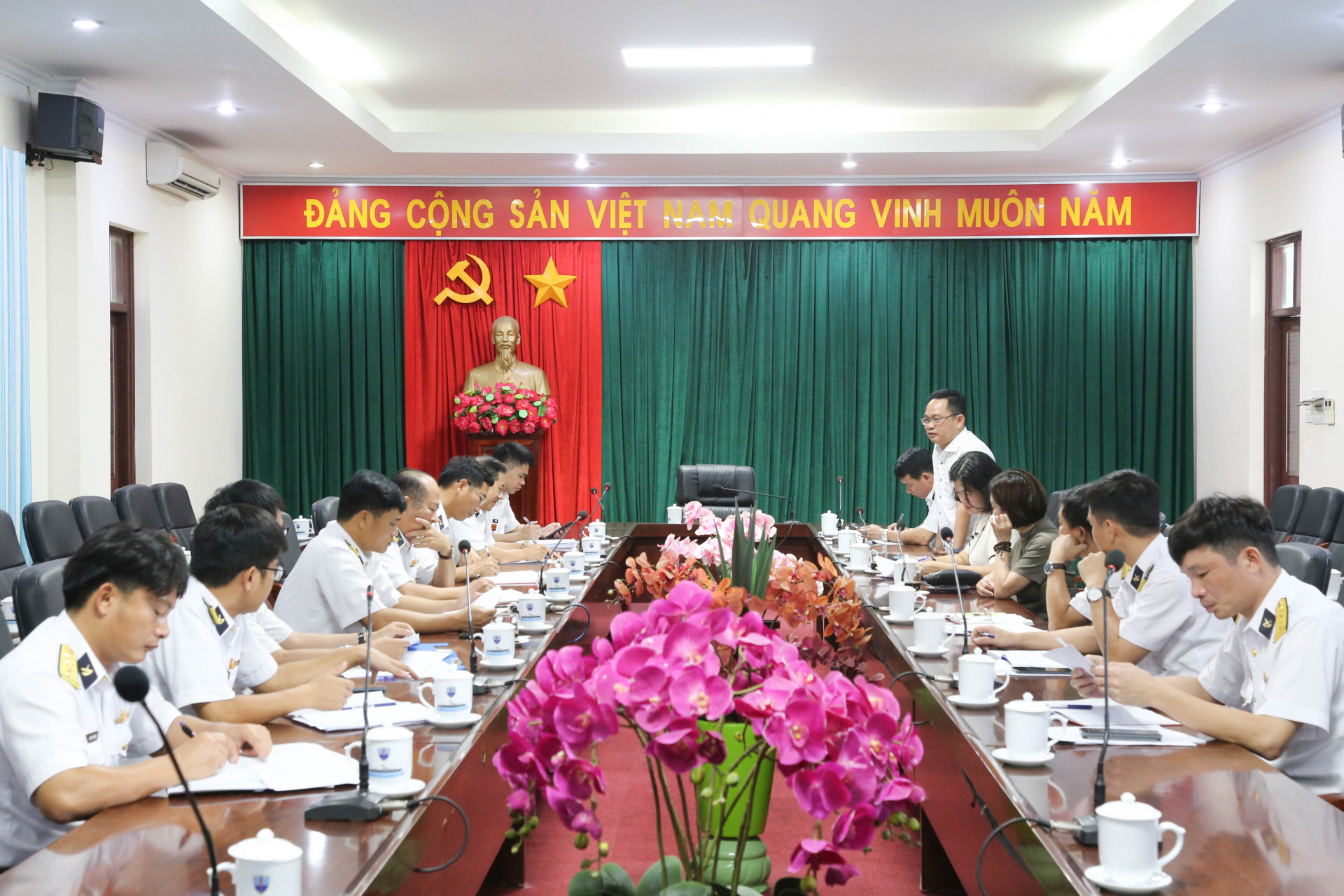 Quang cảnh buổi làm việc.