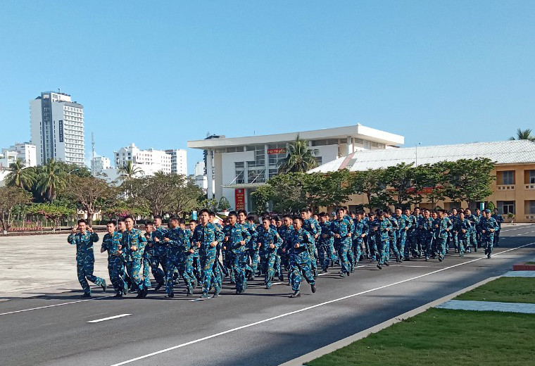 Hơn 1.000 cán bộ, sĩ quan, quân nhân chuyên nghiệp, học viên tham gia ngày chạy vì sức khỏe toàn dân năm 2024.
