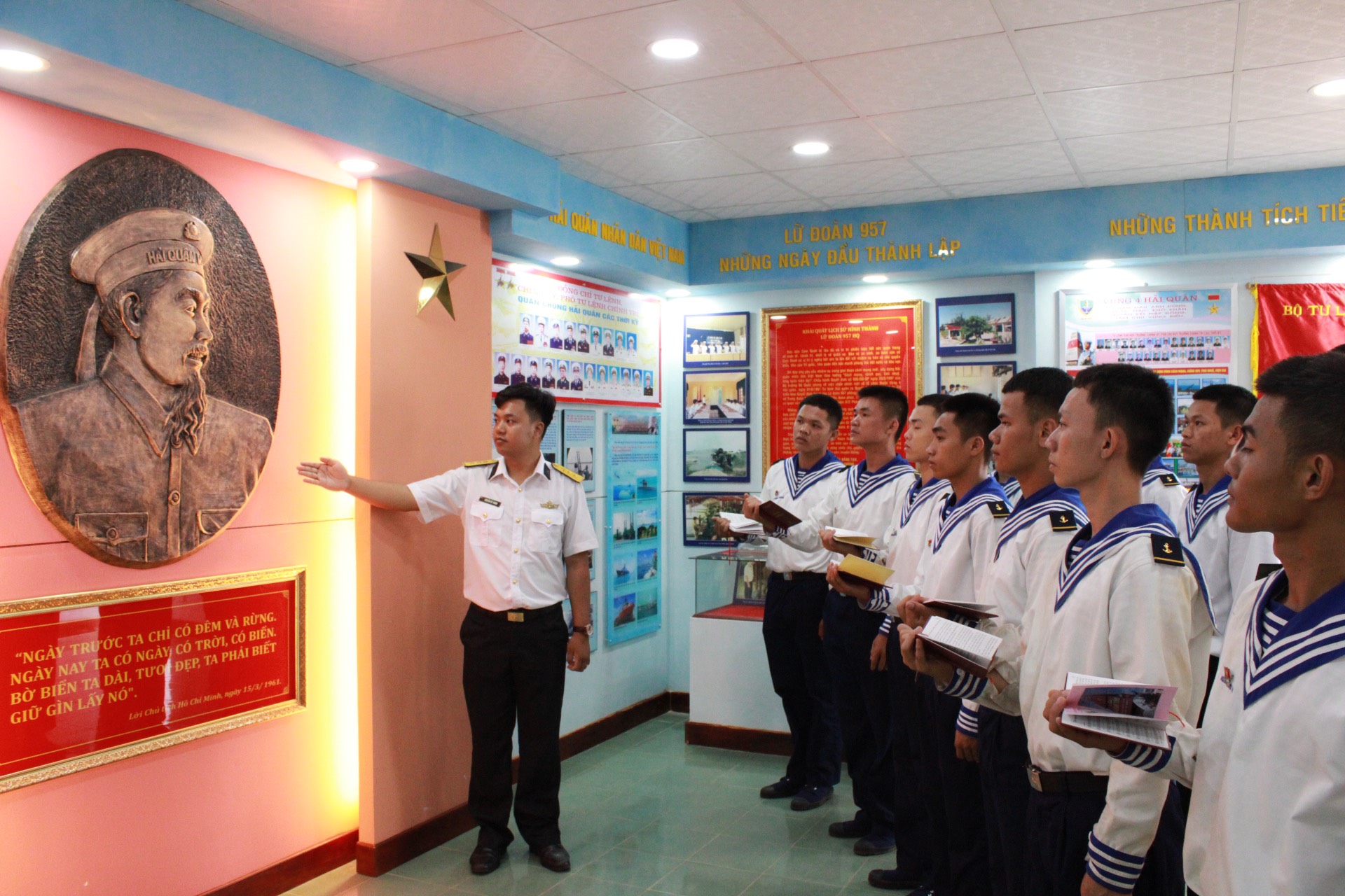 Chiến sĩ mới tham quan, học tập tại phòng truyền thống Lữ đoàn