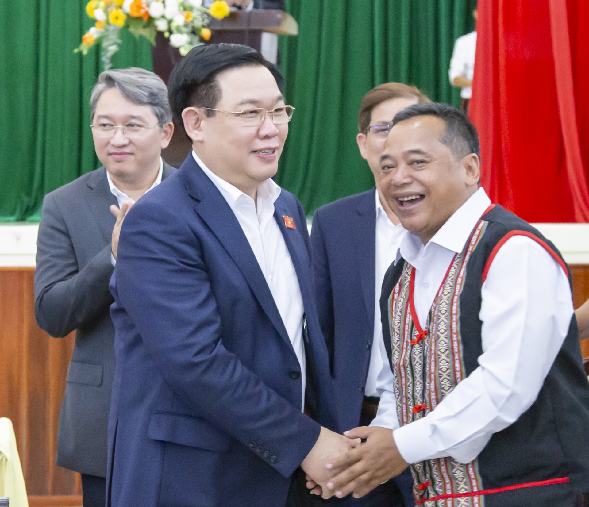 Chủ tịch Quốc hội Vương Đình Huệ cùng các vị lãnh đạo Trung ương, lãnh đạo tỉnh chứng kiến lễ trao 200 căn nhà đại đoàn kết cho 2 huyện Khánh Sơn và Khánh Vĩnh.