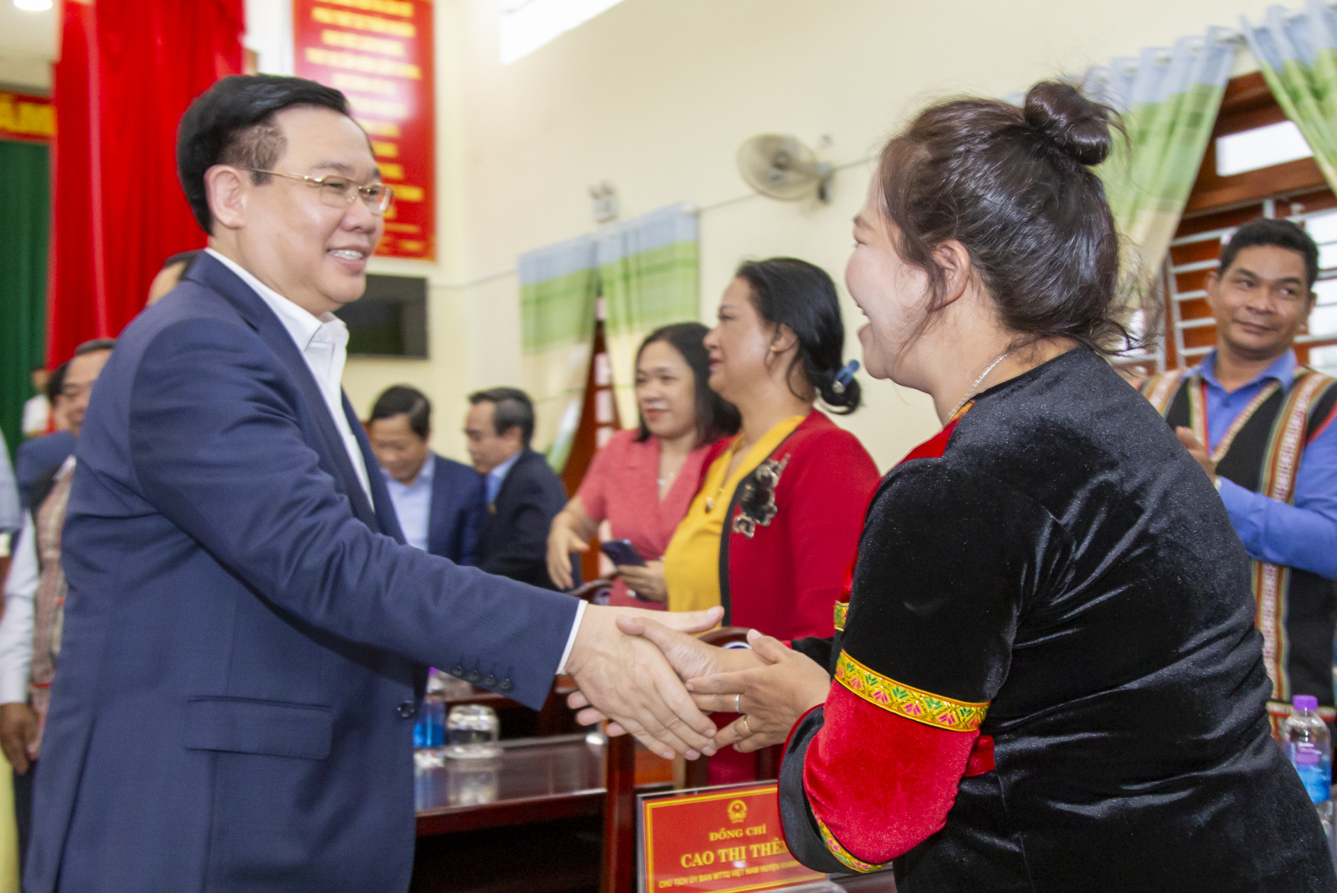 Chủ tịch Quốc hội Vương Đình Huệ hỏi thăm người dân huyện Khánh Vĩnh.