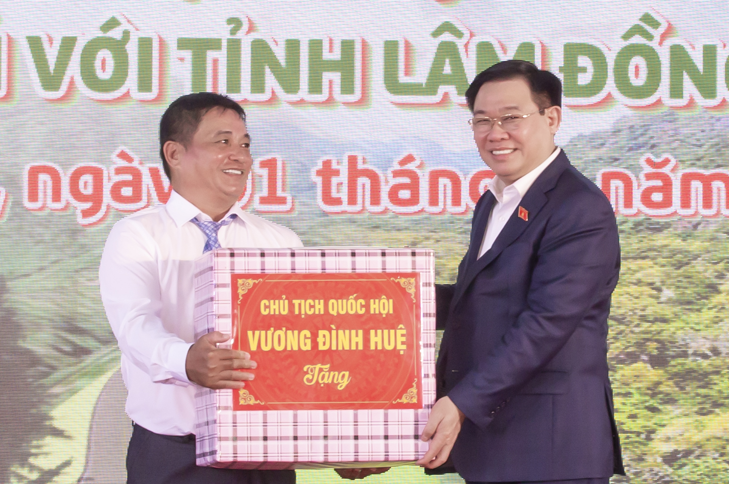 Chủ tịch Quốc hội Vương Đình Huệ tặng quà cho chủ đầu tư dự án.