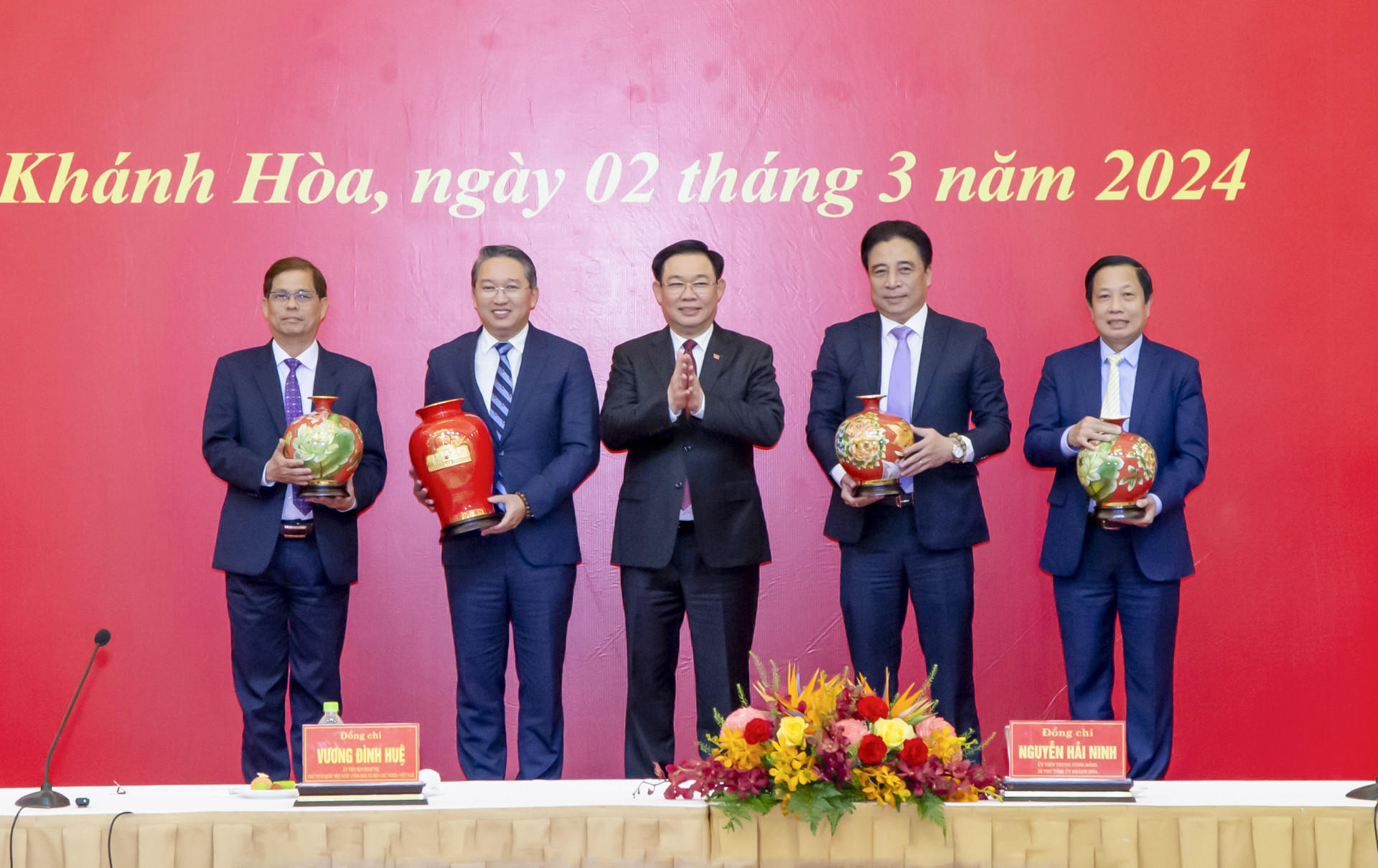 Chủ tịch Quốc hội Vương Đình Huệ tặng quà lưu niệm cho Thường trực Tỉnh ủy  Khánh Hòa