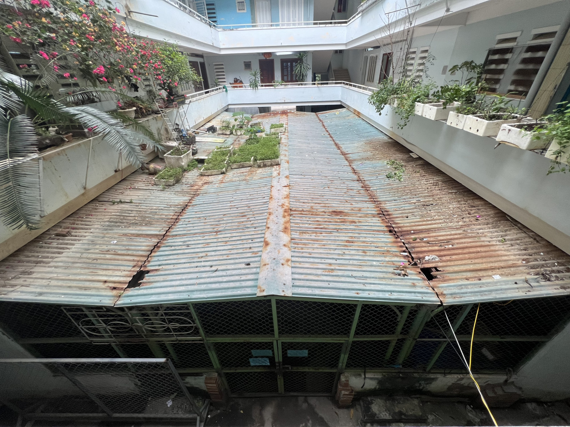 Sân sinh hoạt chung tại Chung cư Bình Phú 1 bị tận dụng làm nhà giữ xe, cản trở công tác phòng cháy chữa cháy.