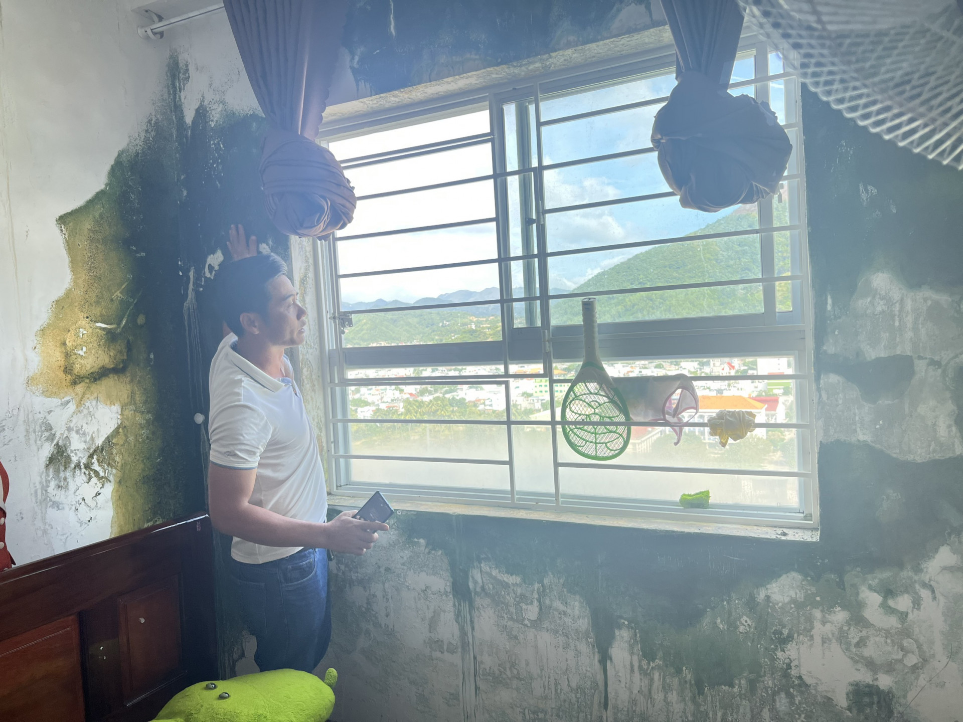 Một căn hộ tại Chung cư HQC Nha Trang bị nứt tường, nước thấm vào phòng, rêu mọc phủ xanh phòng ngủ