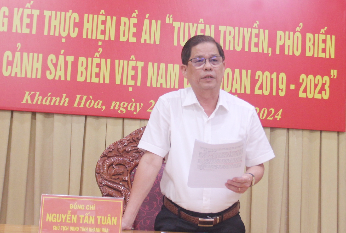 Ông Nguyễn Tấn Tuân phát biểu tham luận tại hội nghị.
