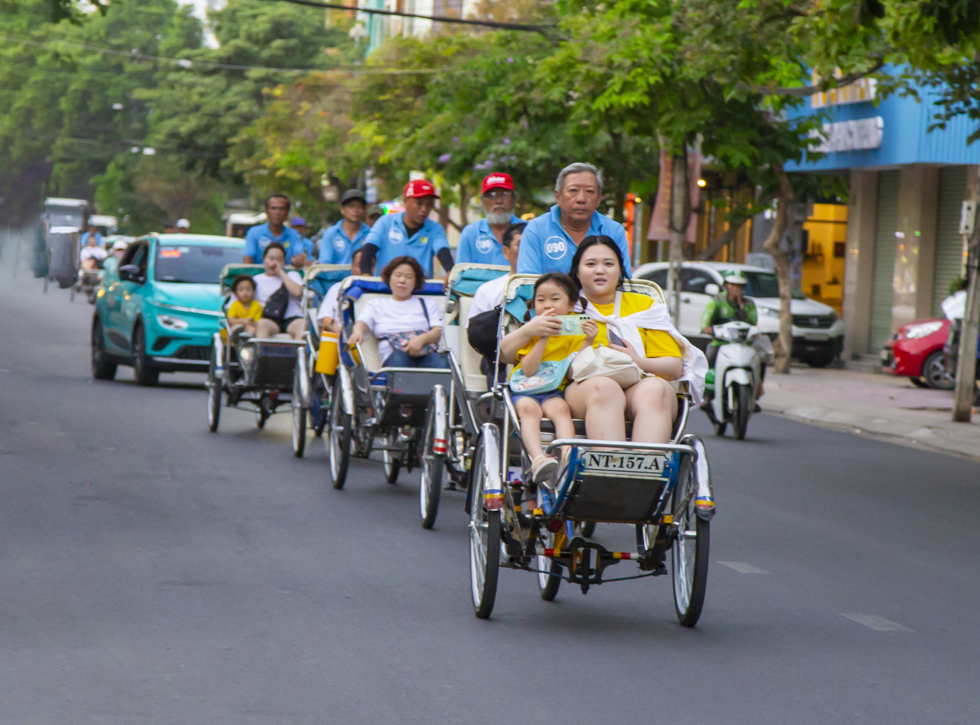 Chuyến xích lô rong ruổi qua các tuyến phố của TP. Nha Trang.
