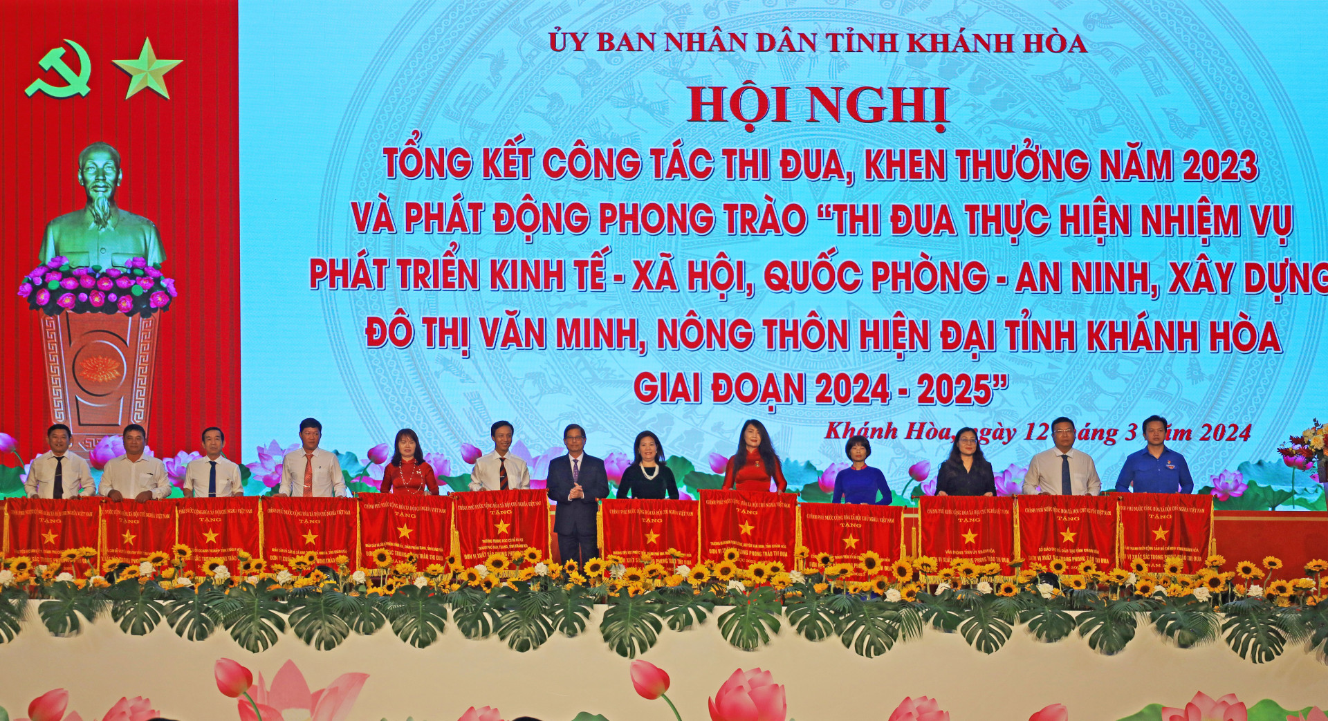 Đồng chí Nguyễn Tấn Tuân trao cờ thi đua của Chính phủ cho các tập thể.
