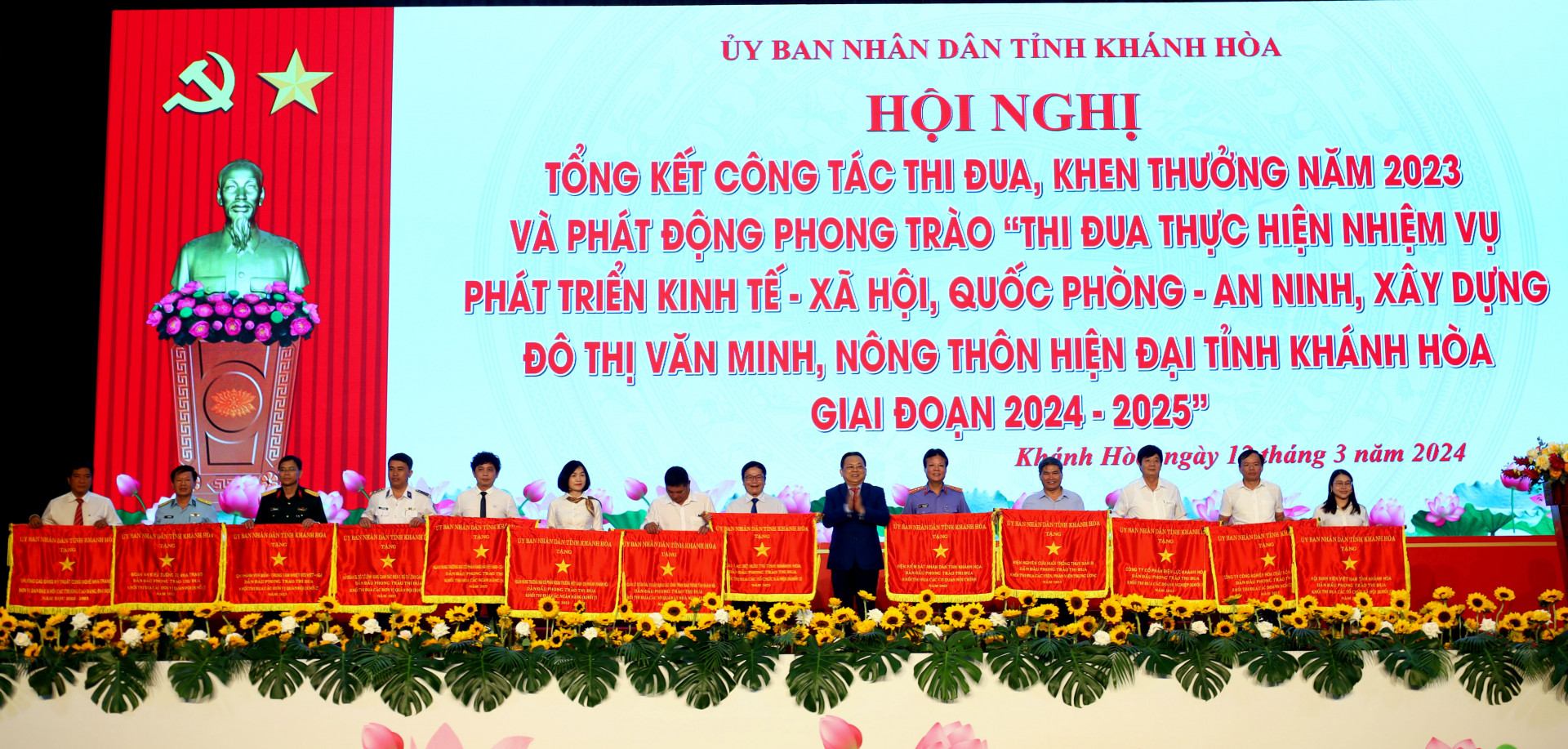 Đồng chí Lê Hữu Hoàng trao cờ thi đua của UBND tỉnh cho các tập thể.