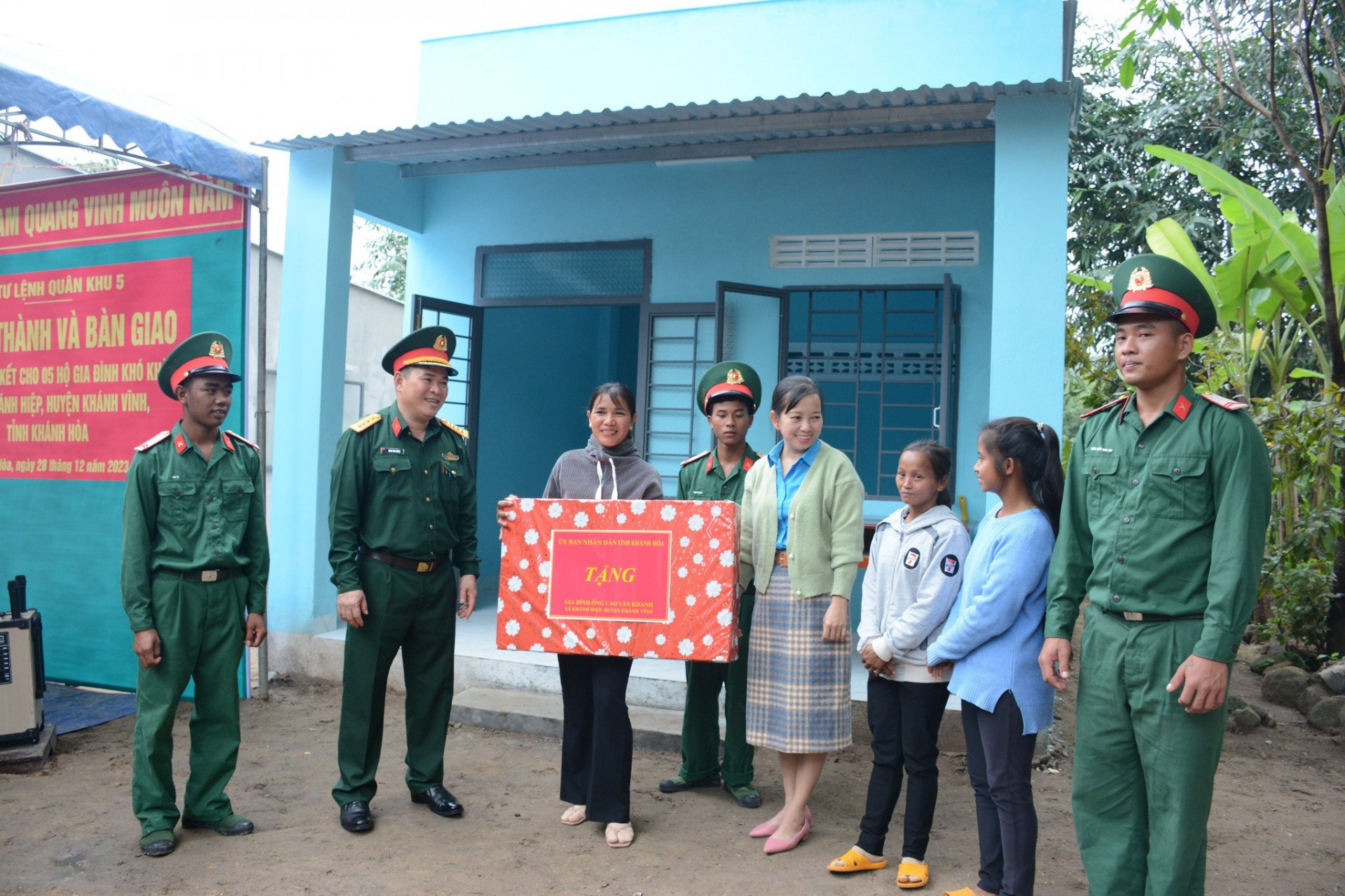 Đại diện các đơn vị trao quà và bàn giao nhà cho gia đình bà Cao Thị Vui, thôn Cà Thiêu, xã Khánh Hiệp.
