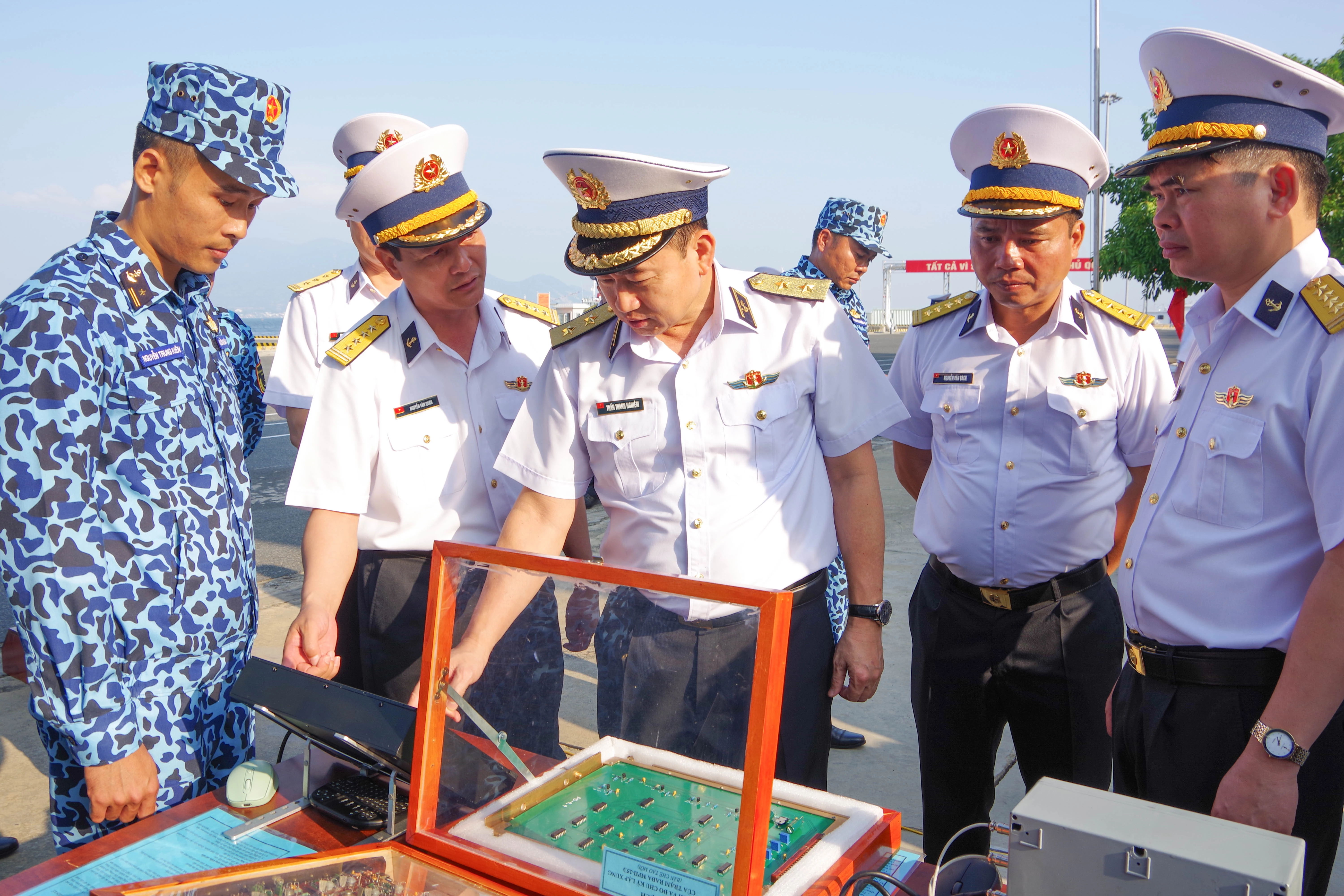 Tư lệnh Hải quân kiểm tra sáng kiến của Tàu ngầm 183 trong lễ ra quân huấn luyện năm 2024.