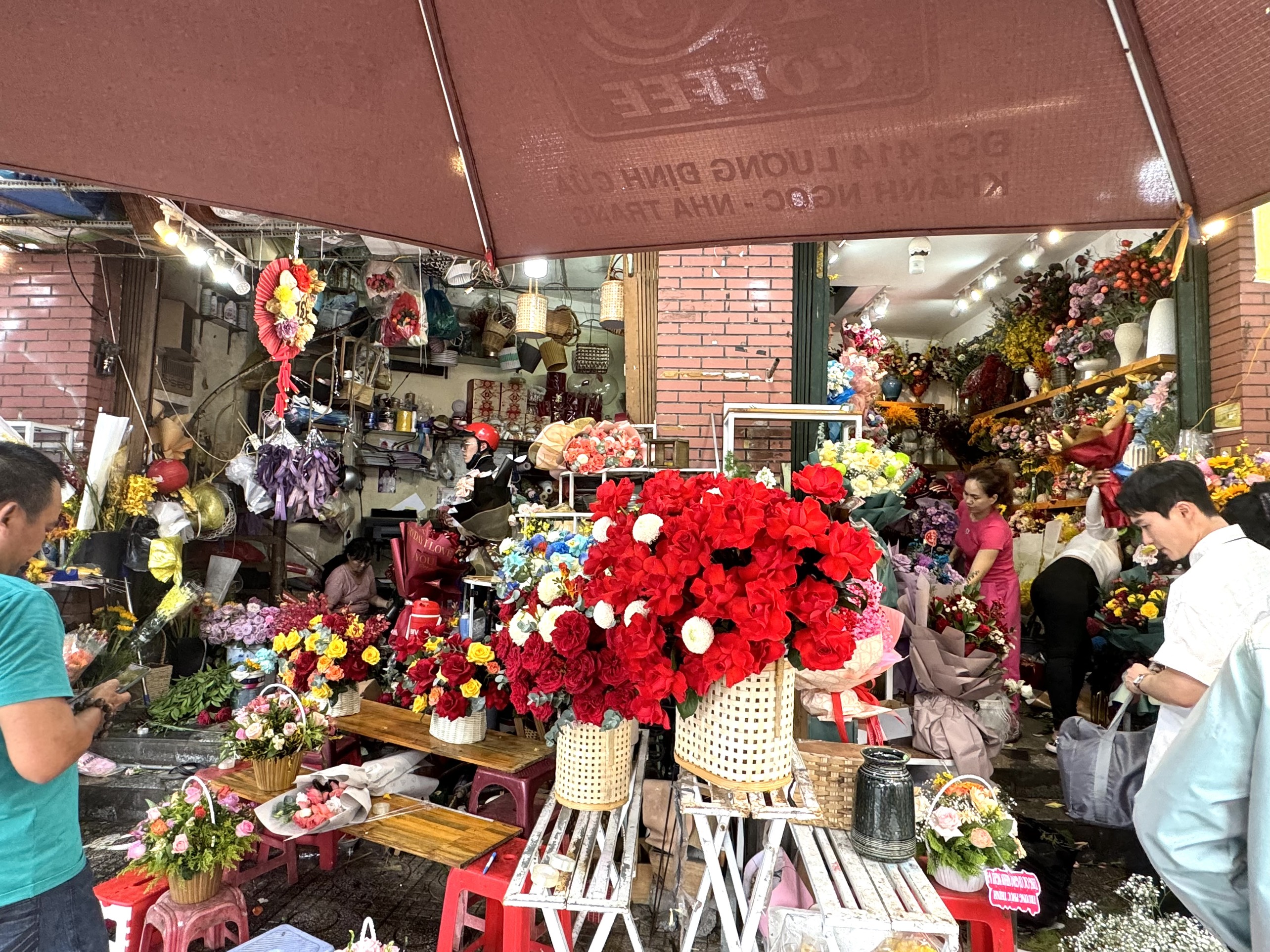 Đến chiều 8-3 trên kệ hàng của một số cửa hàng đã vơi hoa