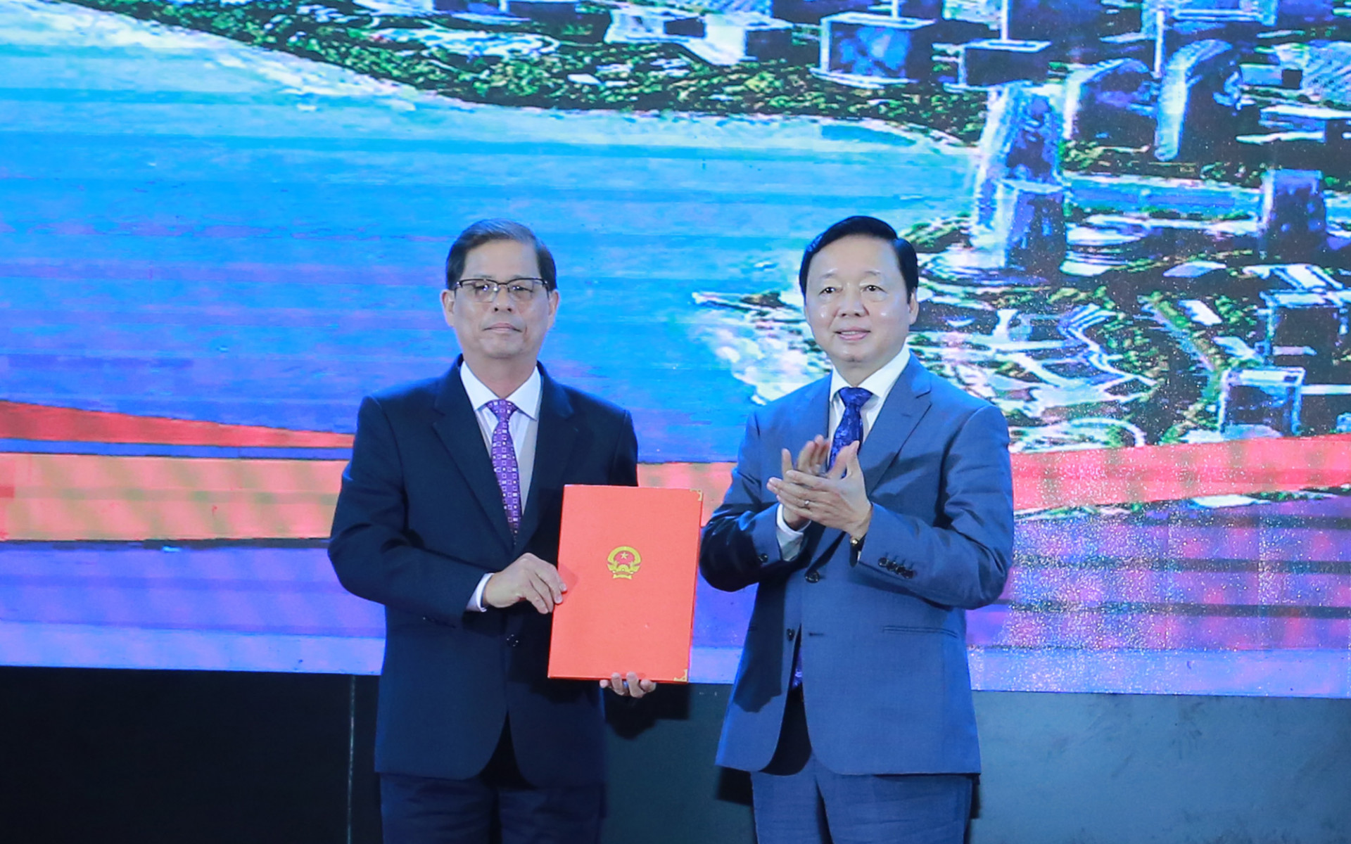 Phó Thủ tướng Trần Hồng Hà trao Quyết định của Thủ tướng Chính phủ Phê duyệt Quy hoạch chung đô thị mới Cam Lâm đến năm 2045 cho Chủ tịch UBND tỉnh Nguyễn Tấn Tuân.