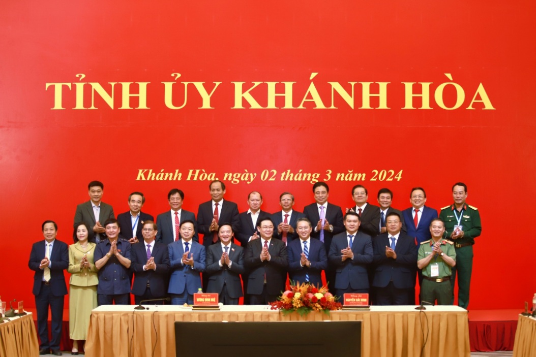 Chủ tịch Quốc hội và các vị lãnh đạo Trung ương chụp hình lưu niệm với Ban Thường vụ Tỉnh ủy Khánh Hòa.