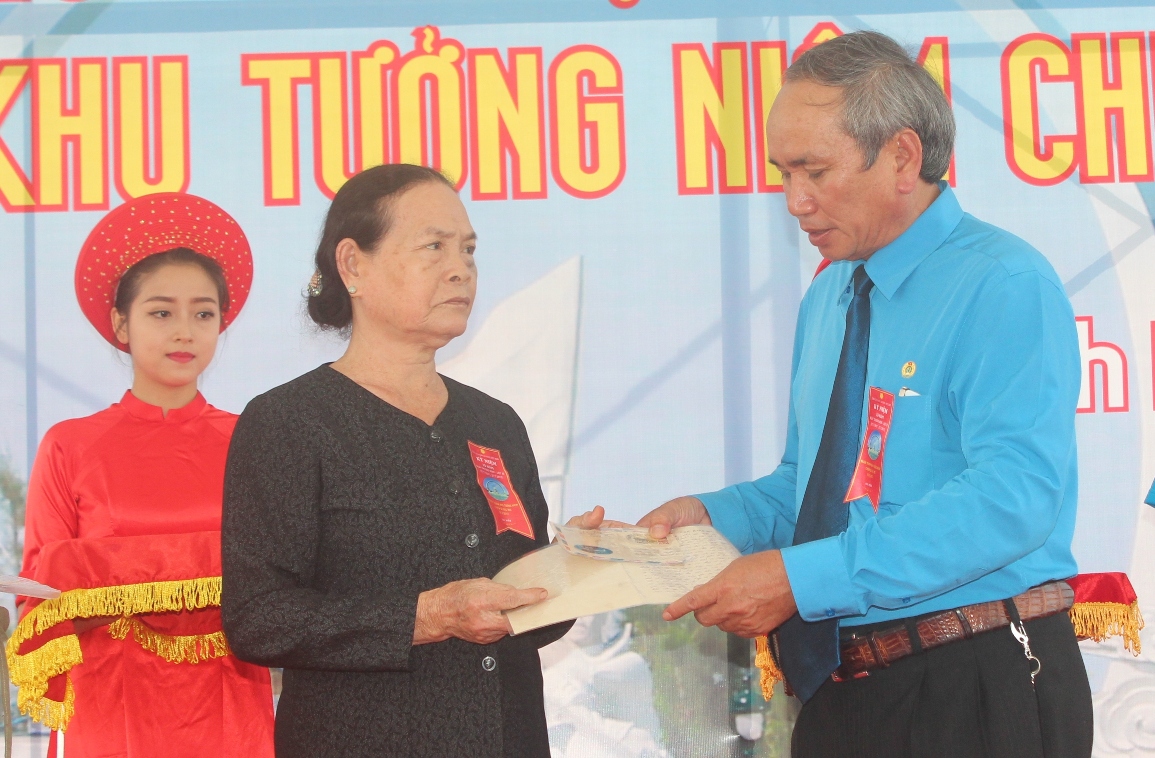 Năm 2017, bà Trần Thị Huệ, mẹ liệt sĩ Lê Thế trao bức thư của con mình viết cho đại diện Khu tưởng niệm chiến sĩ Gạc Ma.
