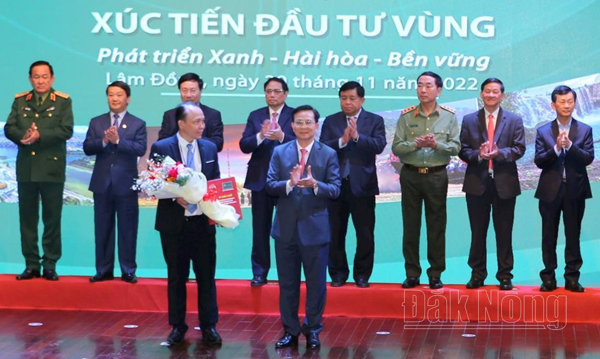 Chủ tịch UBND tỉnh Đắk Nông Hồ Văn Mười trao biên bản ghi nhớ hợp tác cho các doanh nghiệp vào năm 2022.