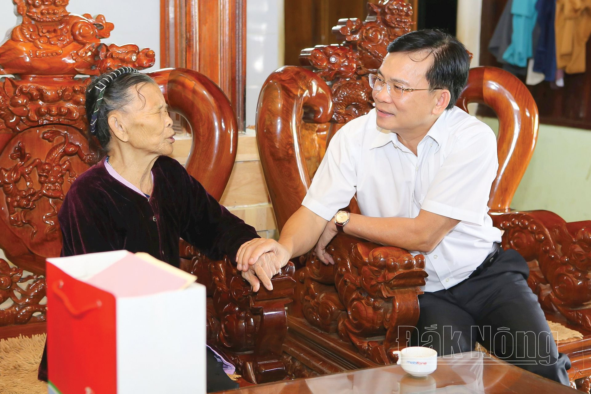 Chủ tịch UBND tỉnh Đắk Nông Hồ Văn Mười thăm Mẹ Liệt sĩ Lê Thị Thư, TP. Gia Nghĩa (Đắk Nông).