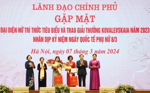 Phó Thủ tướng Chính phủ Lê Minh Khái và nguyên Phó Chủ tịch nước Nguyễn Thị Doan trao giải thưởng Kovalevskaia cho GS.TS Hoàng Thị Thái Hòa và  PGS.TS Đào Việt Hà.