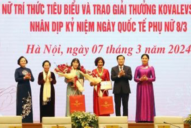PGS.TS Đào Việt Hà  - Viện trưởng Viện Hải dương học vinh dự đón nhận giải thưởng Kovalevskaia 