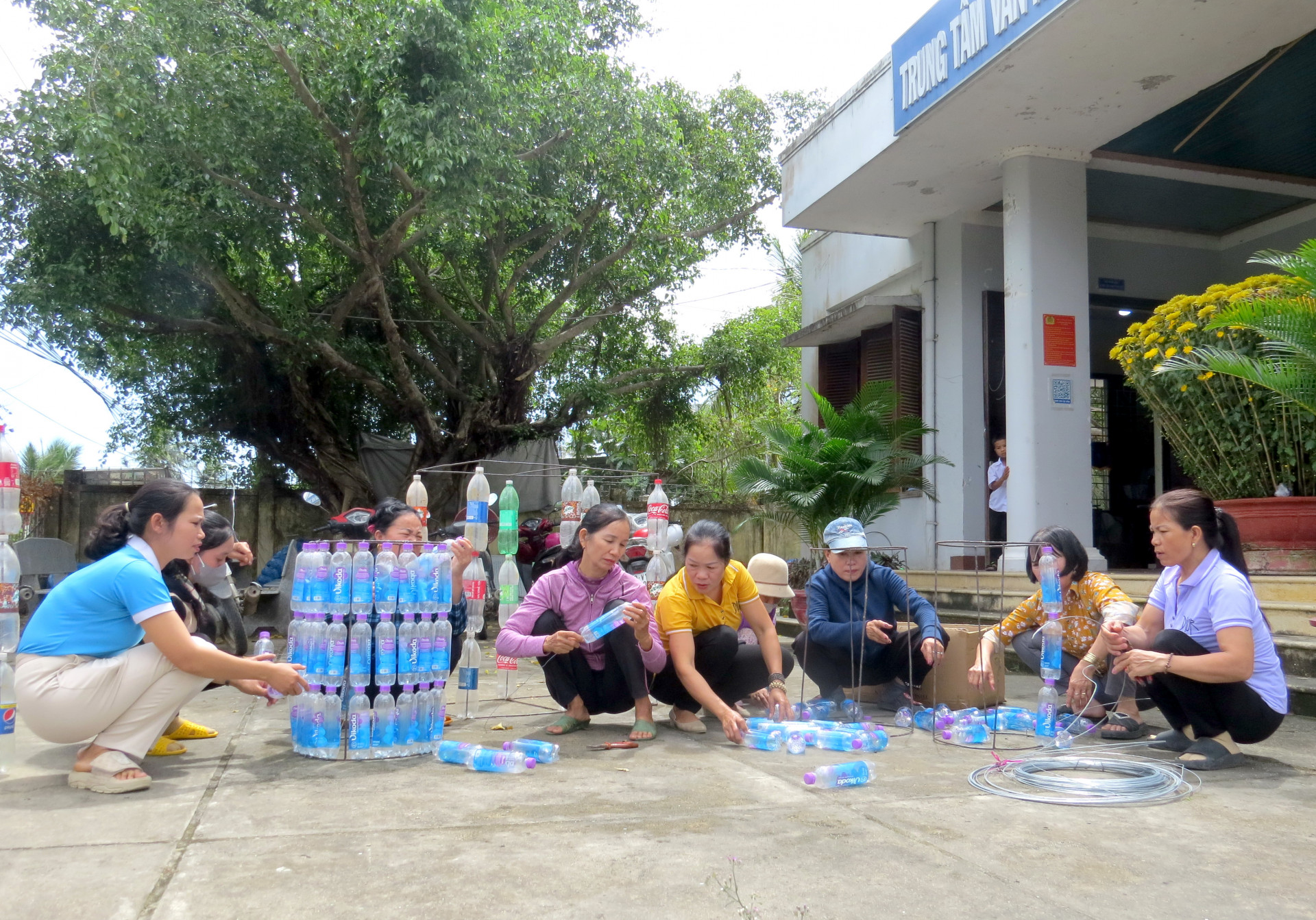 Phụ nữ xã Xuân Sơn làm thùng rác từ chai nhựa.