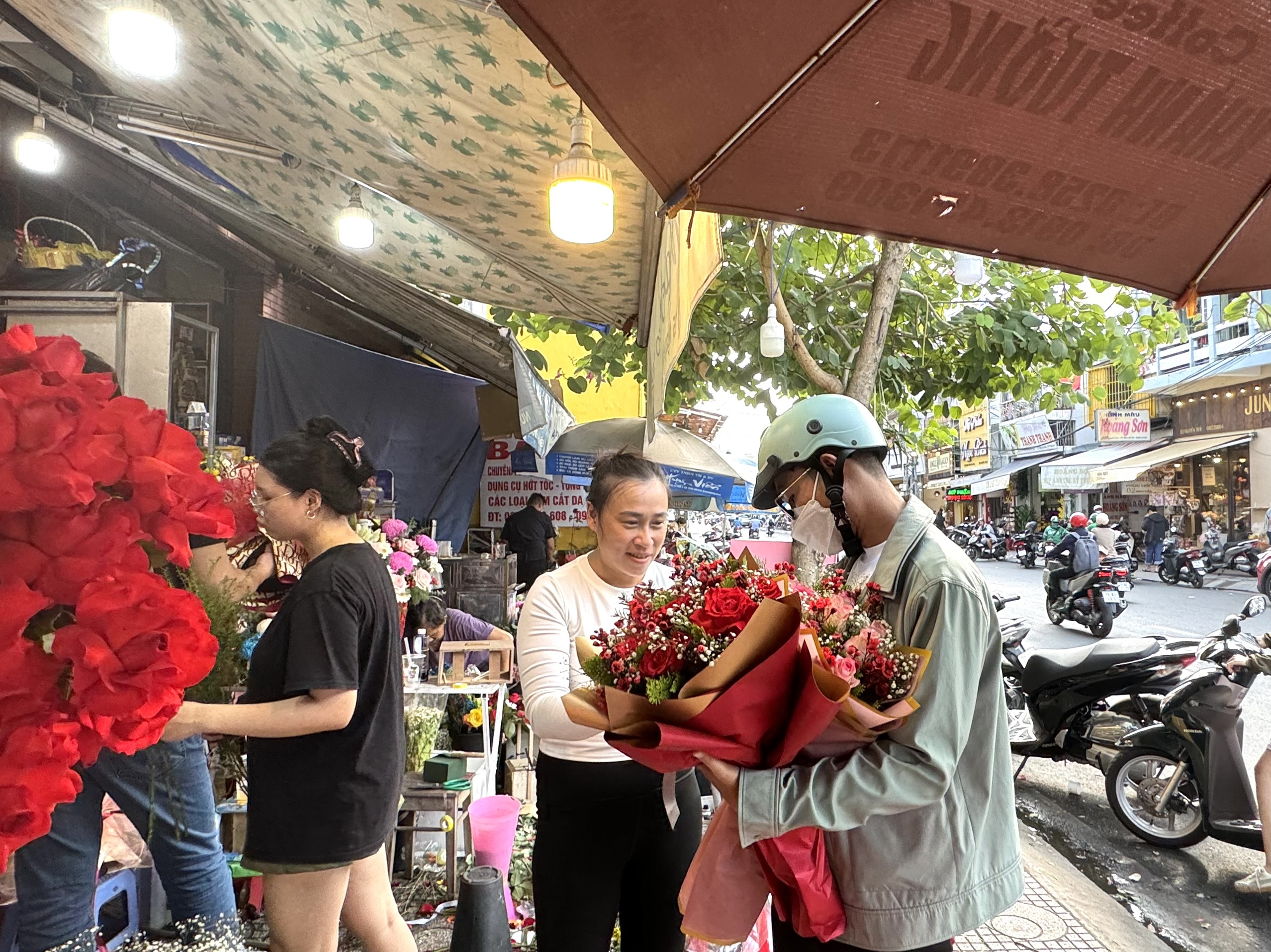 Hoa gói đến đâu được khách hàng mua hết tới đó