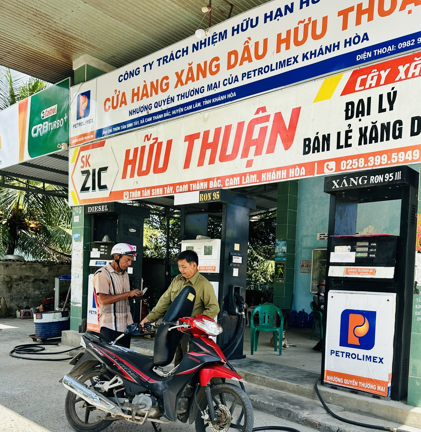 Hoạt động kinh doanh xăng dầu tại cửa hàng xăng dầu Hữu Thuận, huyện Cam Lâm.