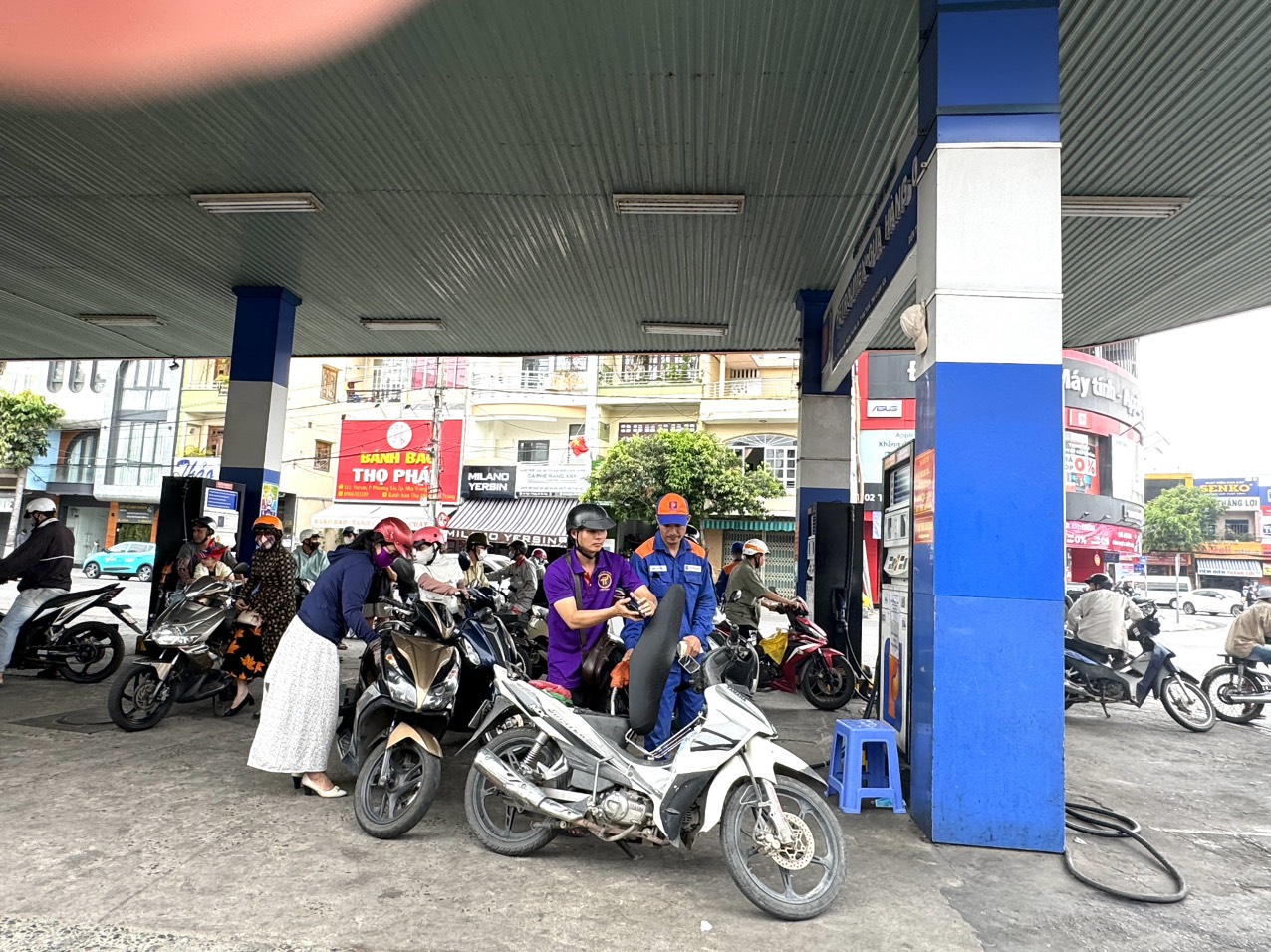 Người dân đổ xăng tại một cửa hàng ở Nha Trang.