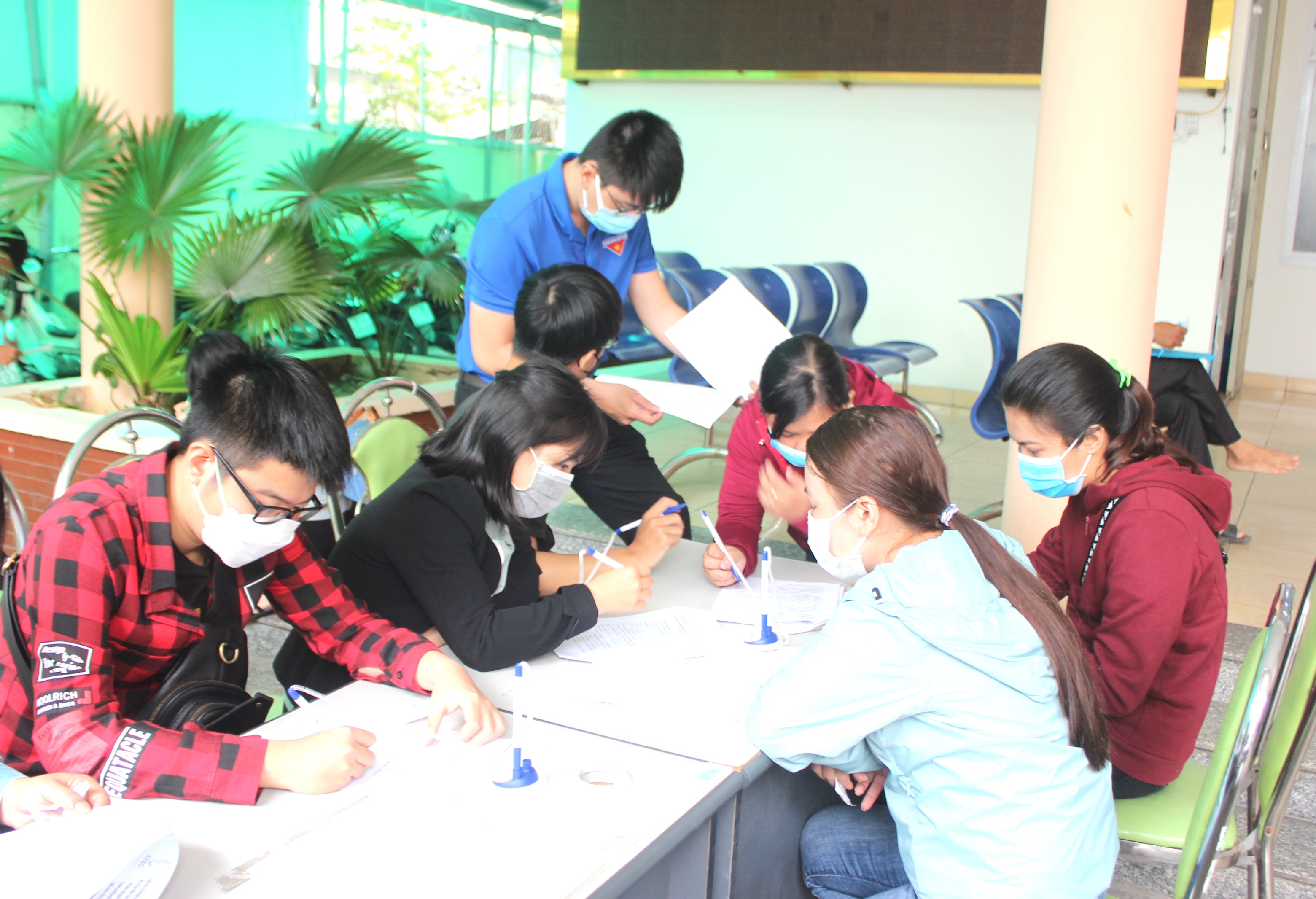 Người lao động ghi thông tin đăng ký thất nghiệp để hưởng trợ cấp thất nghiệp.