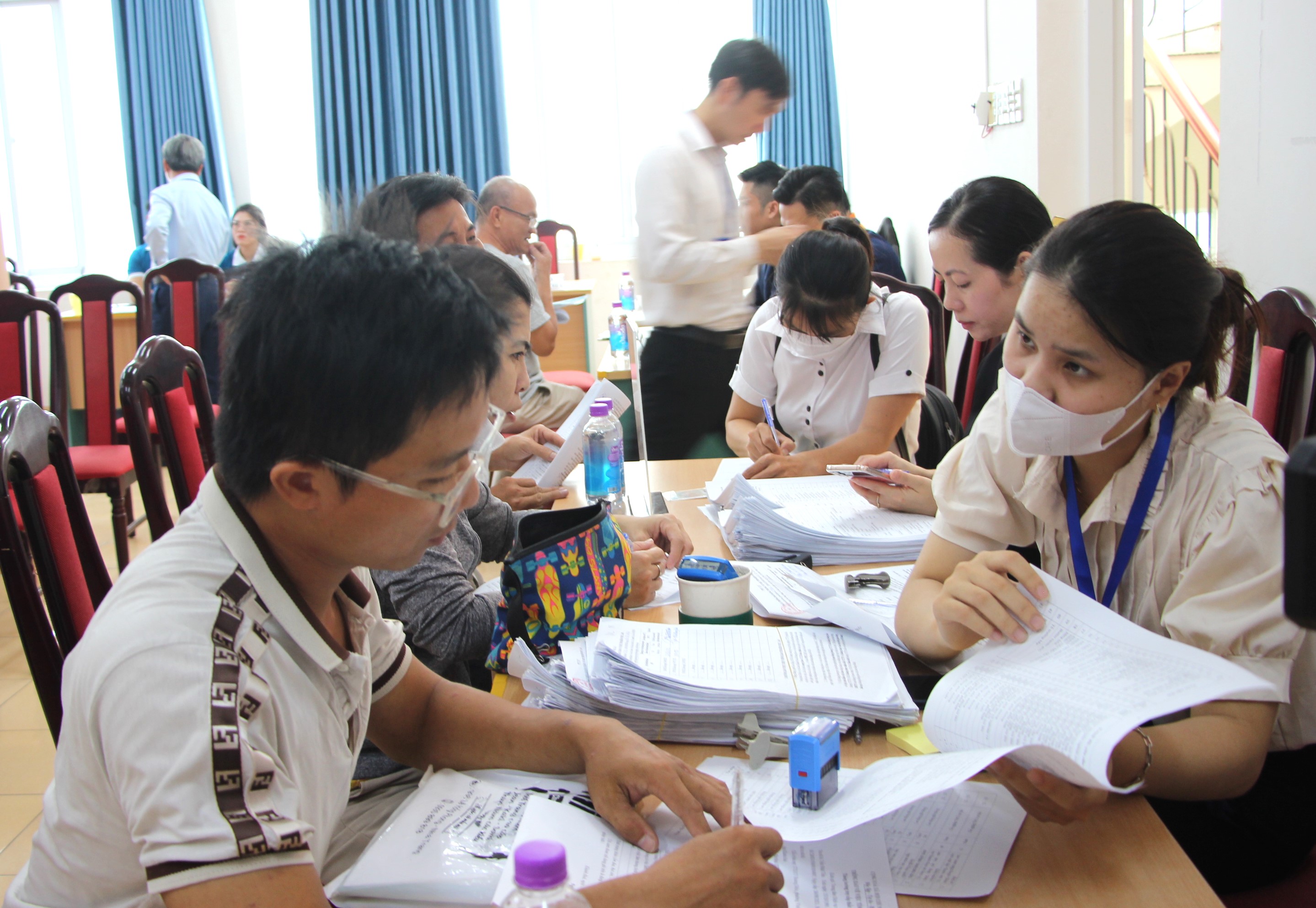 Nhân viên Trung tâm Dịch vụ việc làm tỉnh hướng dẫn thủ tục đăng ký hưởng trợ cấp thất nghiệp cho người lao động.