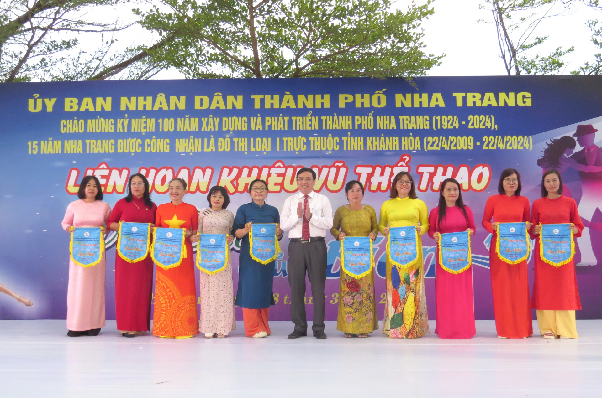 Ông Nguyễn Sỹ Khánh - Chủ tịch UBND TP. Nha Trang trao cờ lưu niệm cho các đội dự thi.