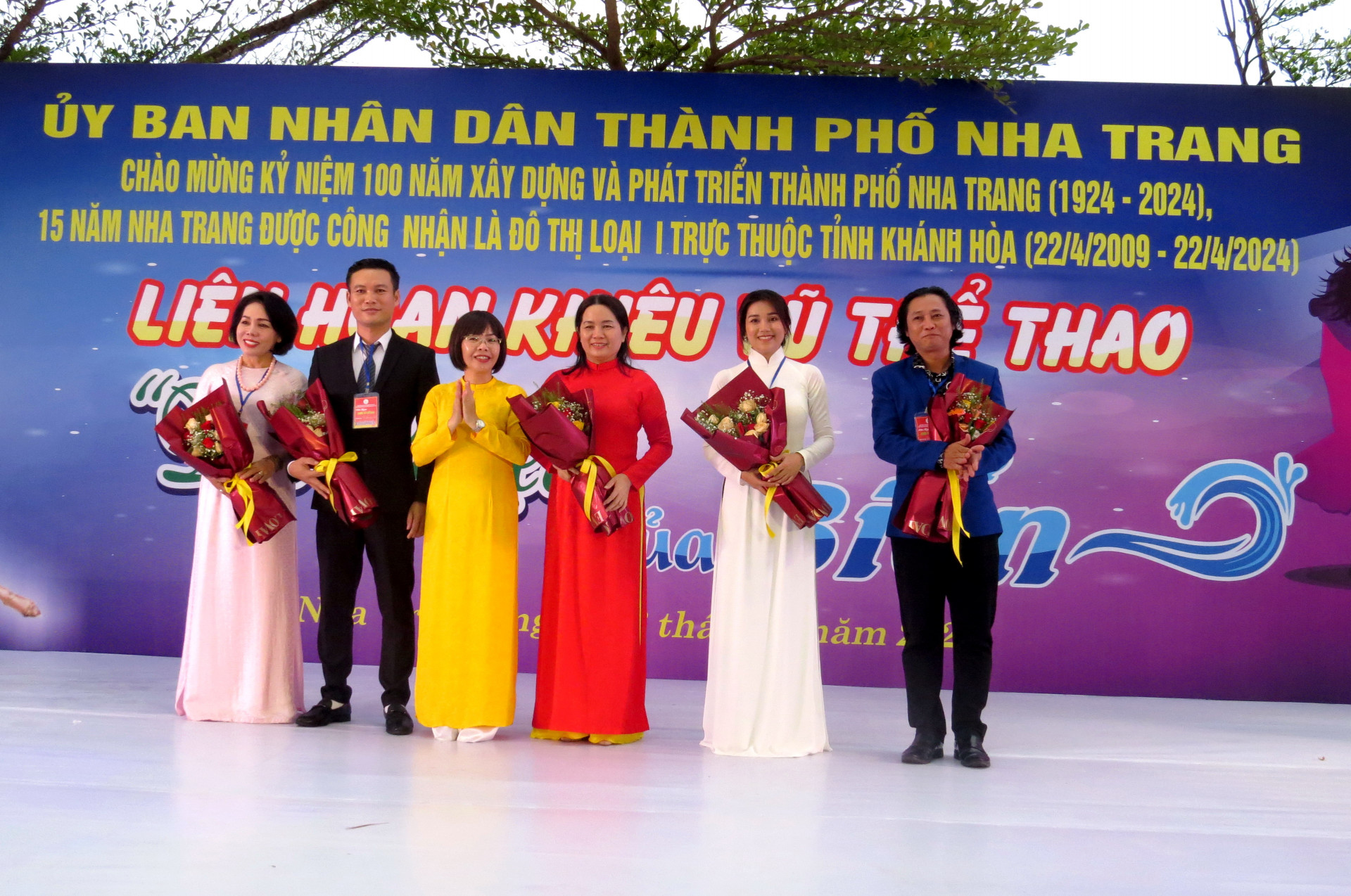 Lãnh đạo Hội LHPN TP. Nha Trang tặng hoa cho ban giám khảo.