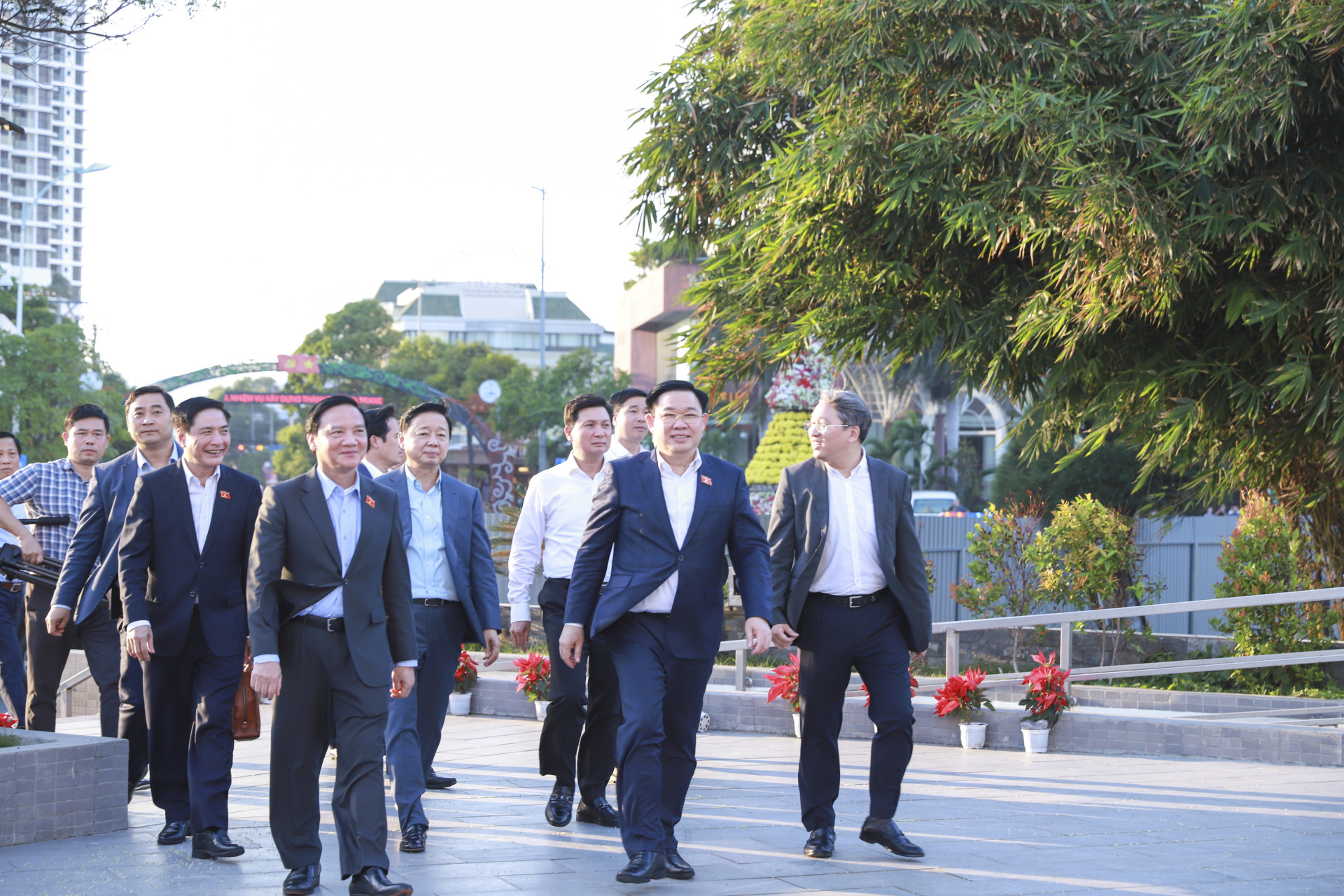 Đoàn công tác của Chủ tịch Quốc Hội Vương Đình Huệ đến tham quan, dâng hương tại Tháp Trầm Hương.