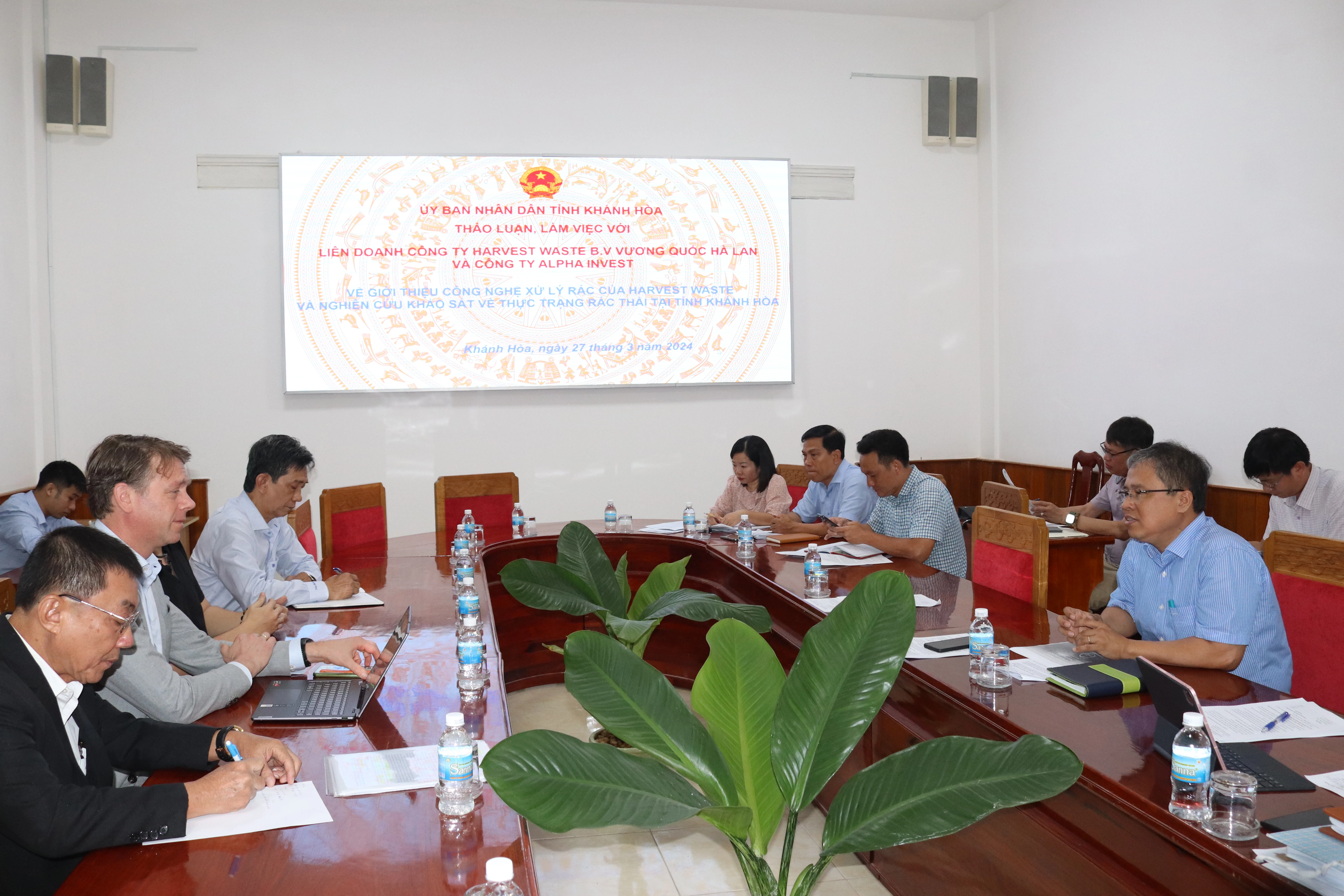 Phó Chủ tịch UBND tỉnh Trần Hòa Nam nghe giới thiệu về công nghệ xử lý rác của Hà Lan