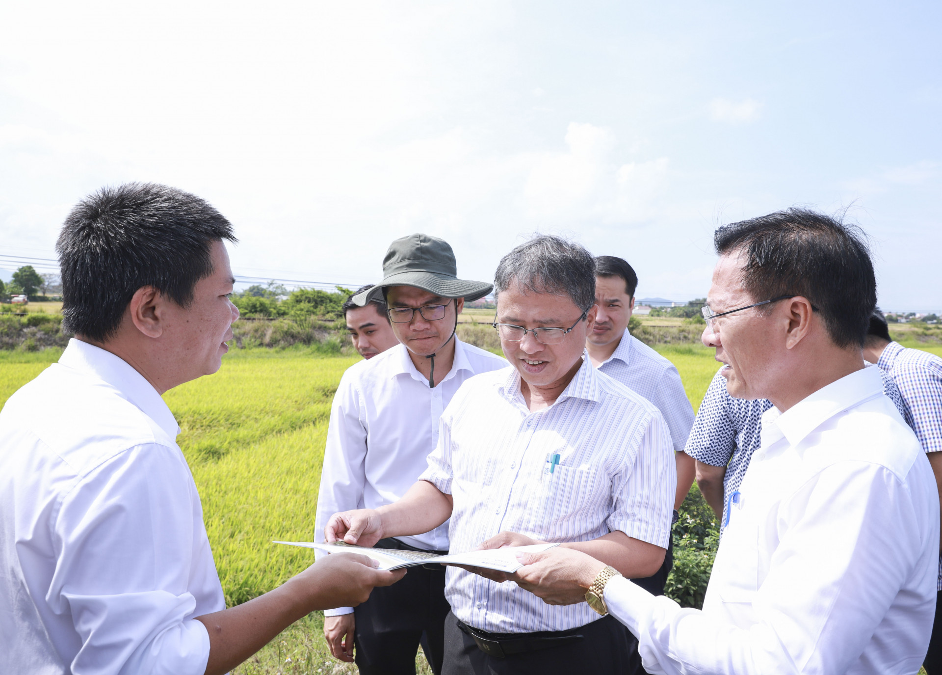 Đồng chí Trần Hòa Nam khảo sát thực tế khu vực triển khai Dự án Khu đô thị mới cao cấp Tu Bông.