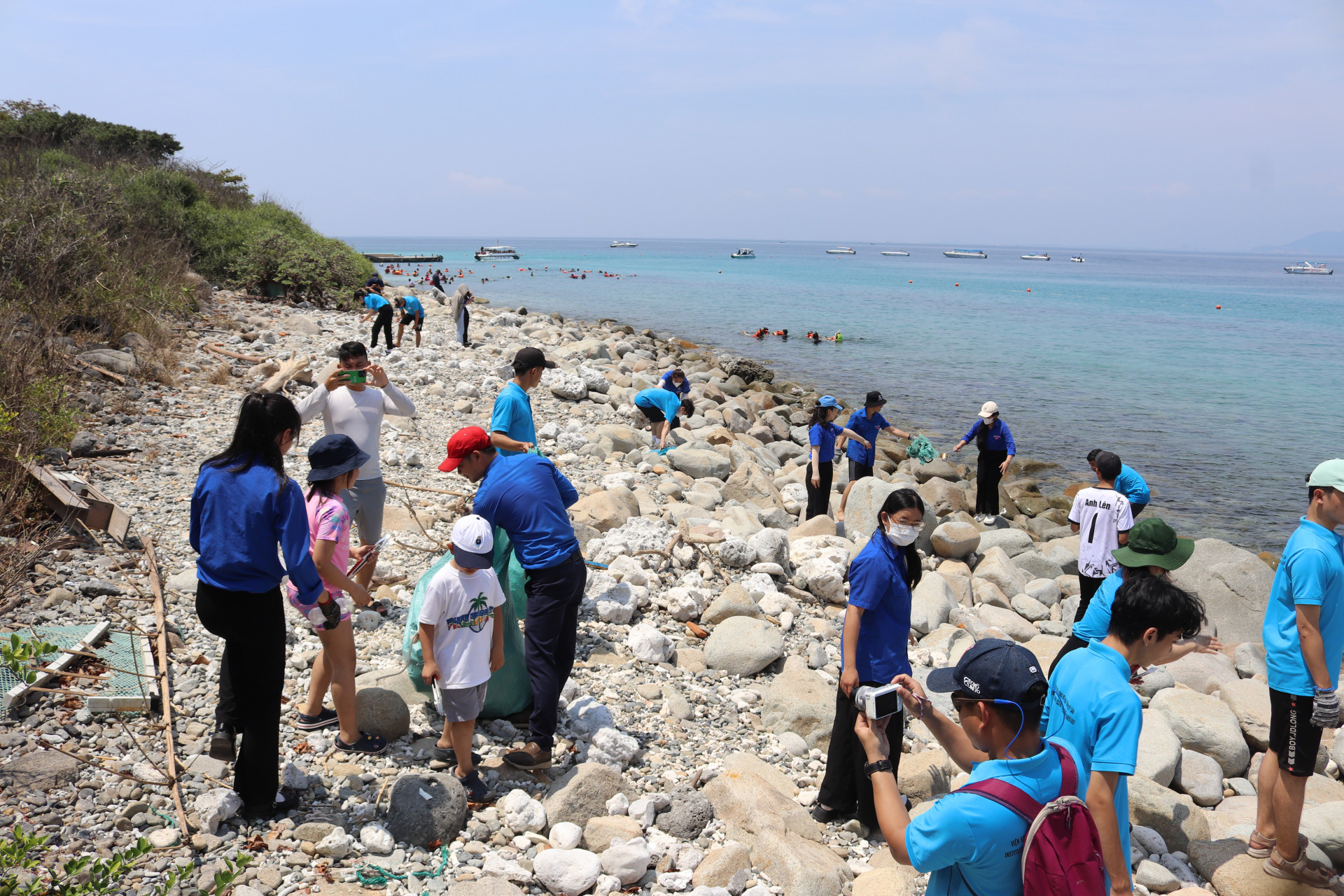 Các bạn trẻ tham gia nhặt rác làm sạch bãi biển phân khu bảo vệ nghiêm ngặt Hòn Mun.