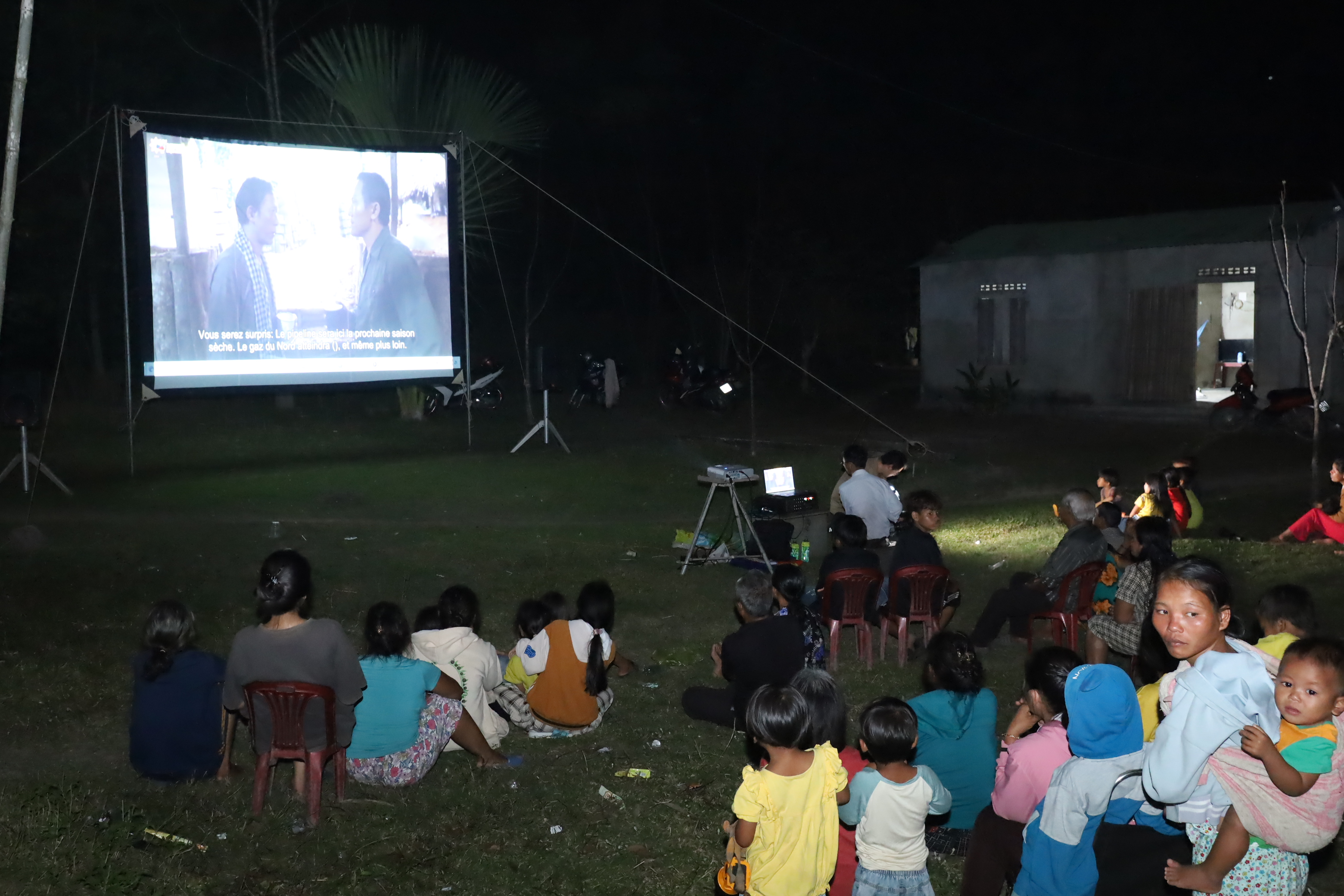 Một buổi chiếu phim lưu động phục vụ người dân thôn Ba Dùi (xã Khánh Bình, huyện Khánh Vĩnh).