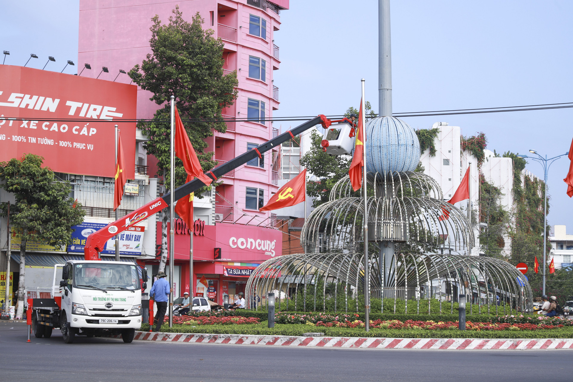 Công nhân trang trí tại vòng xuyến Nguyễn Tất Thành 
giao với đường Lê Hồng Phong và Nguyễn Đức Cảnh.
