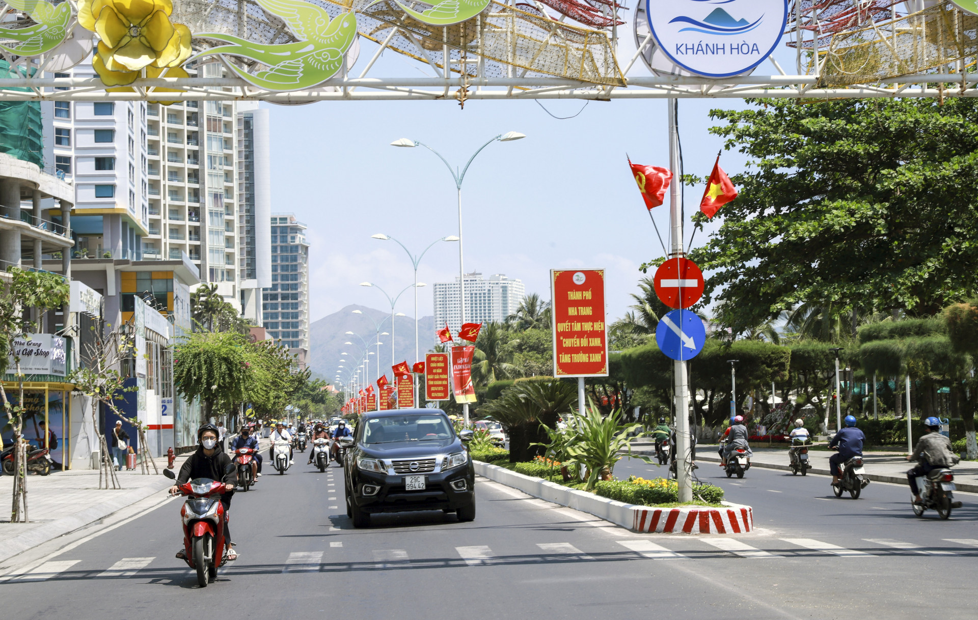 Tuyến đường Trần Phú được trang hoàng rực rỡ cờ hoa.
