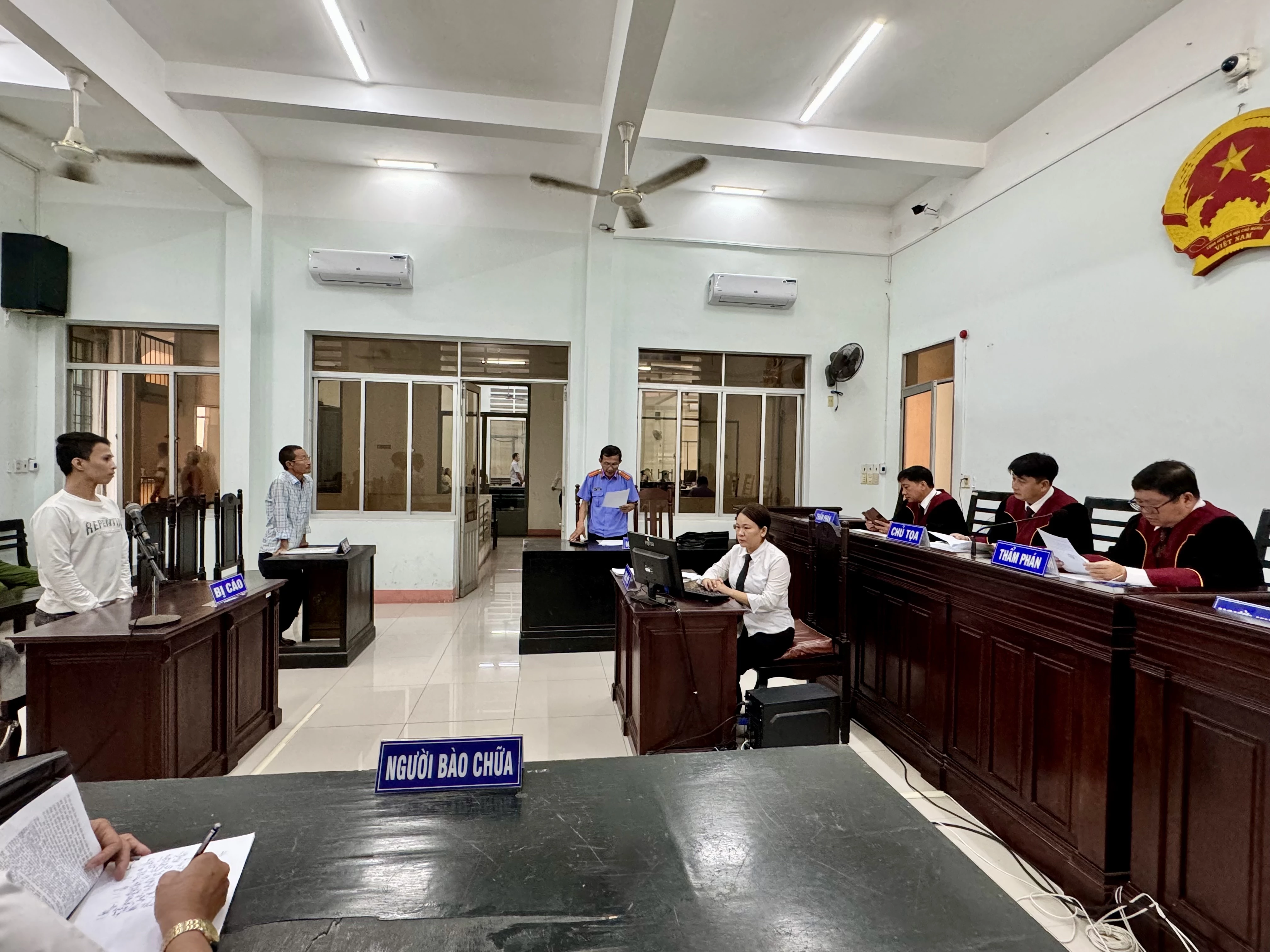 Lãnh 6 năm tù vì tấn công người cùng bàn