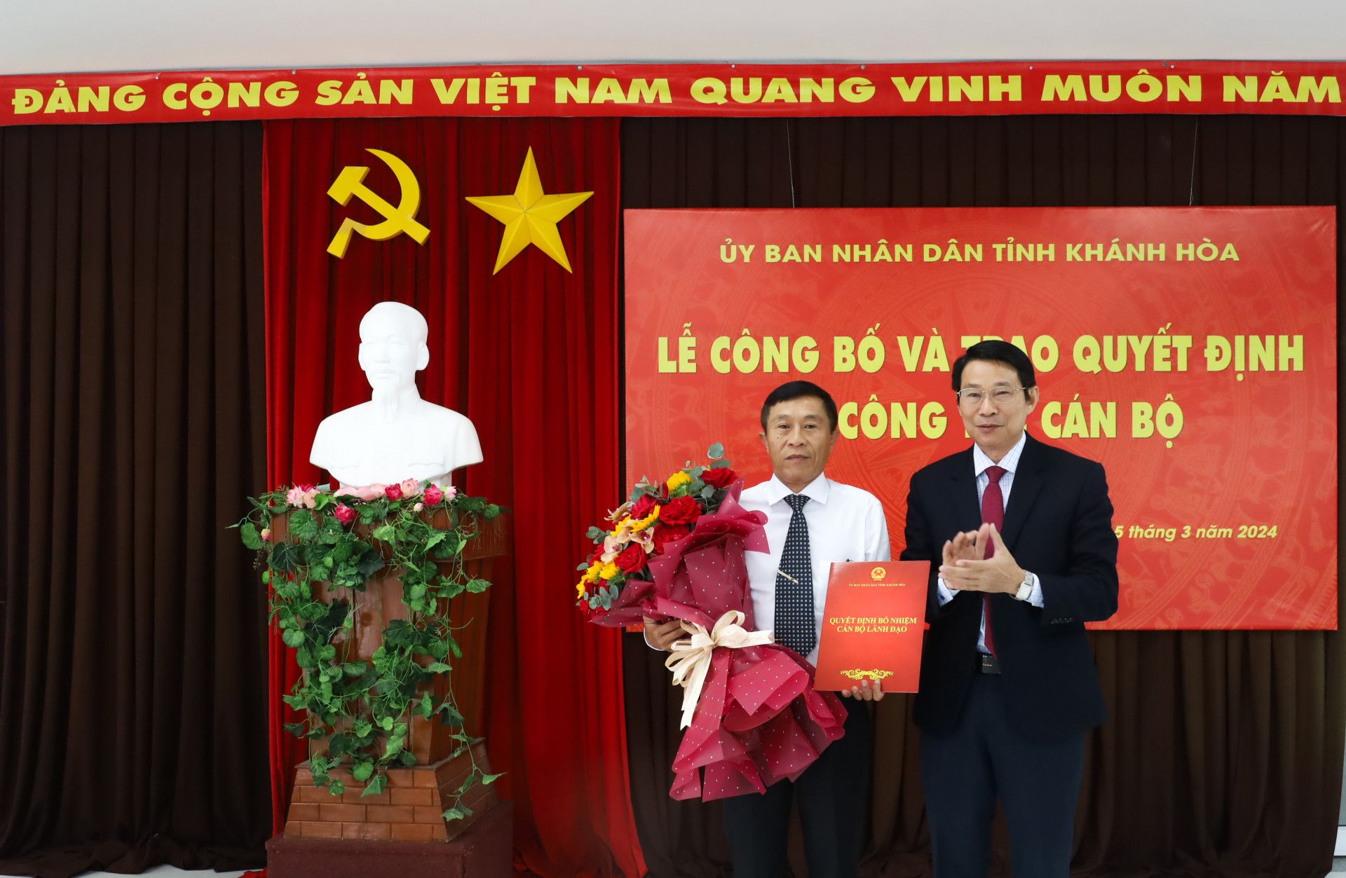 Đồng chí Đinh Văn Thiệu trao quyết định bổ nhiệm chức vụ Phó Giám đốc Đài Phát thanh và Truyền hình Khánh Hòa cho ông Võ Thanh Lâm.