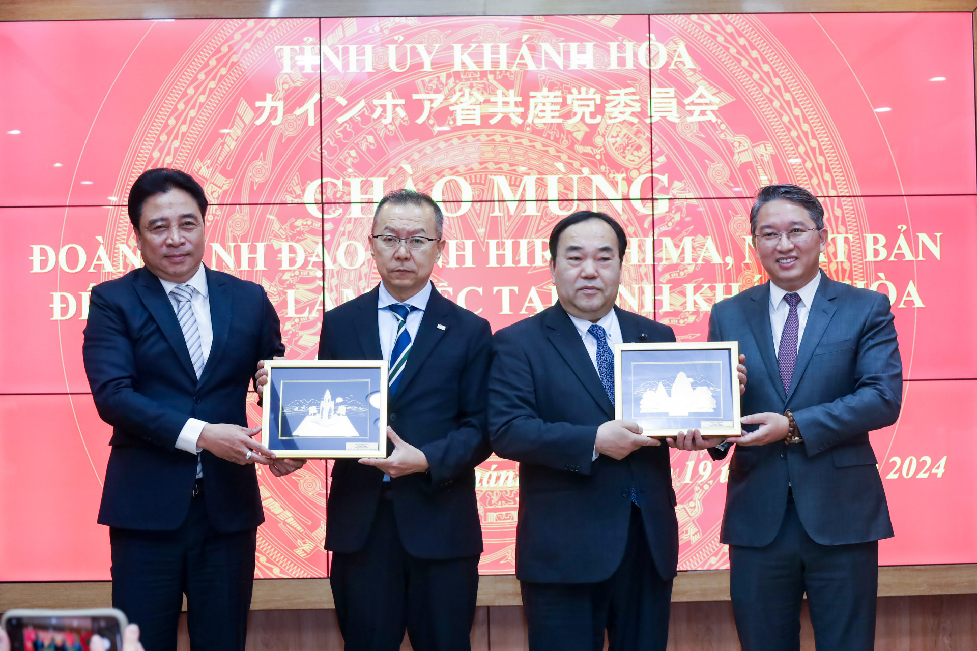 Đồng chí Nguyễn Hải Ninh và đồng chí Nguyễn Khắc Toàn tặng lãnh đạo tỉnh Hiroshima món quà lưu niệm về Nha Trang - Khánh Hòa.