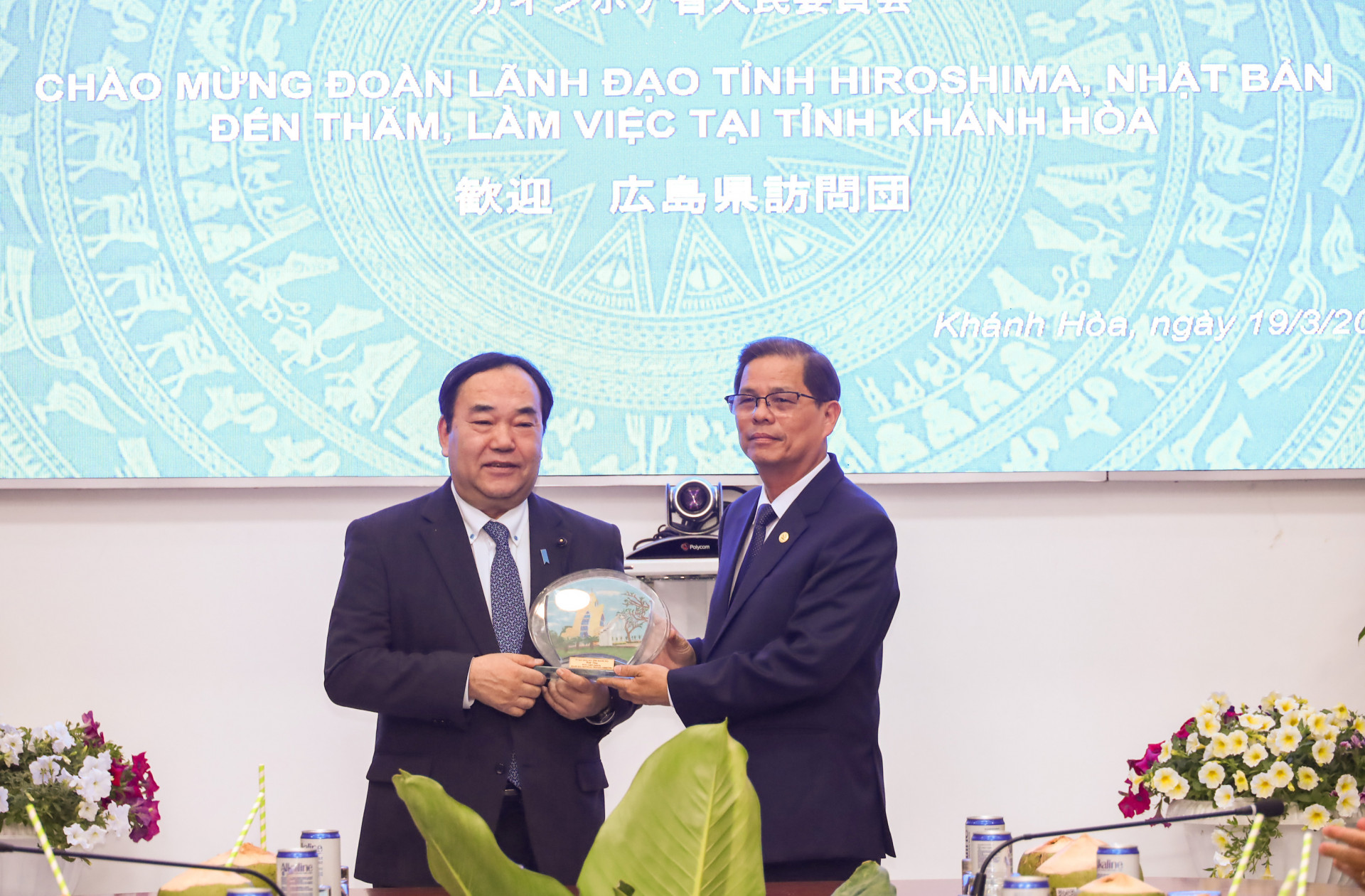 
Đồng chí Nguyễn Tấn Tuân tặng quà lưu niệm ông Nakamoto Takashi.